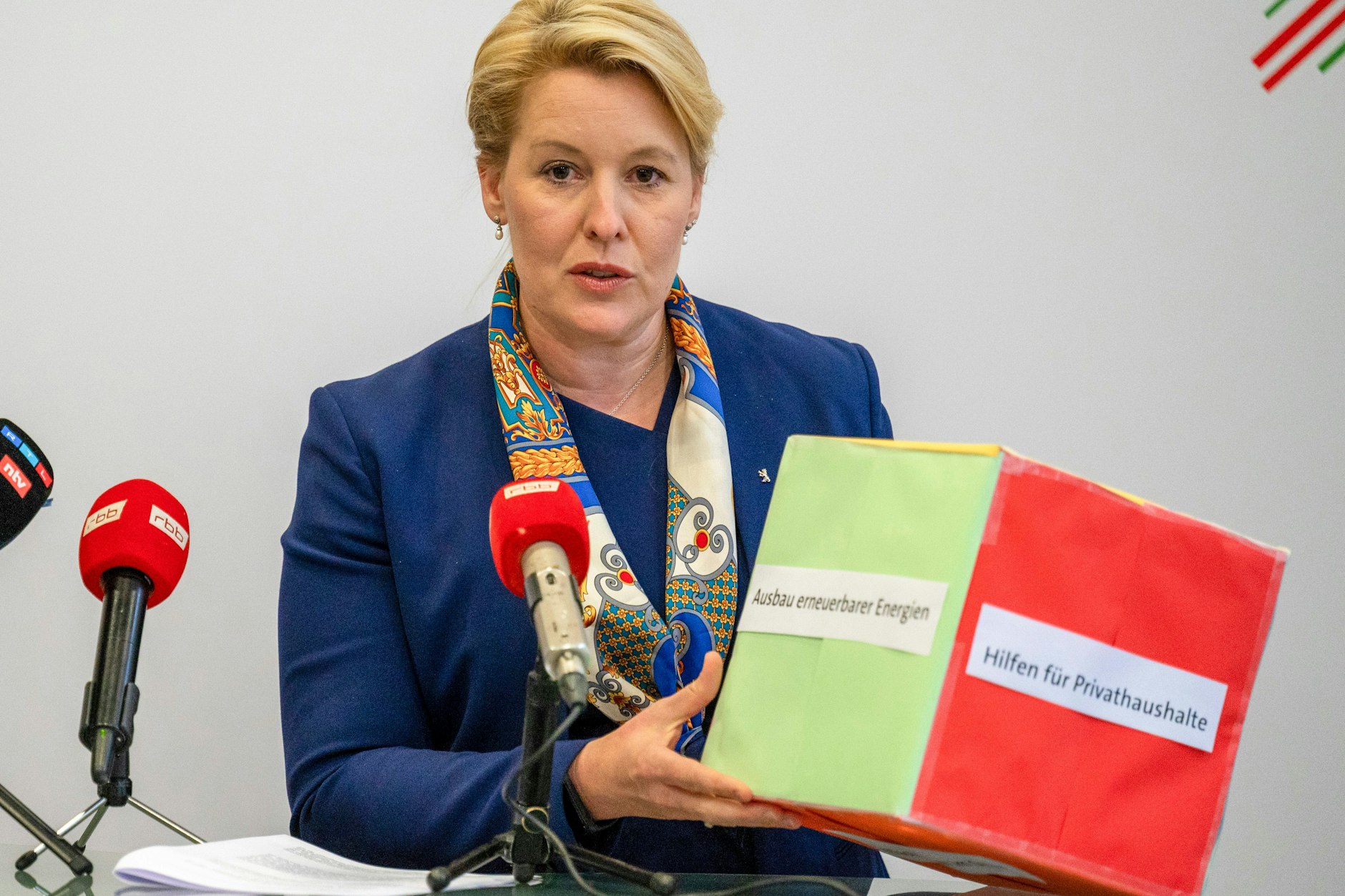 Berlins Regierende Franziska Giffey (SPD) zeigt die Bereiche, in denen die Menschen in der Hauptstadt entlastet werden sollen.