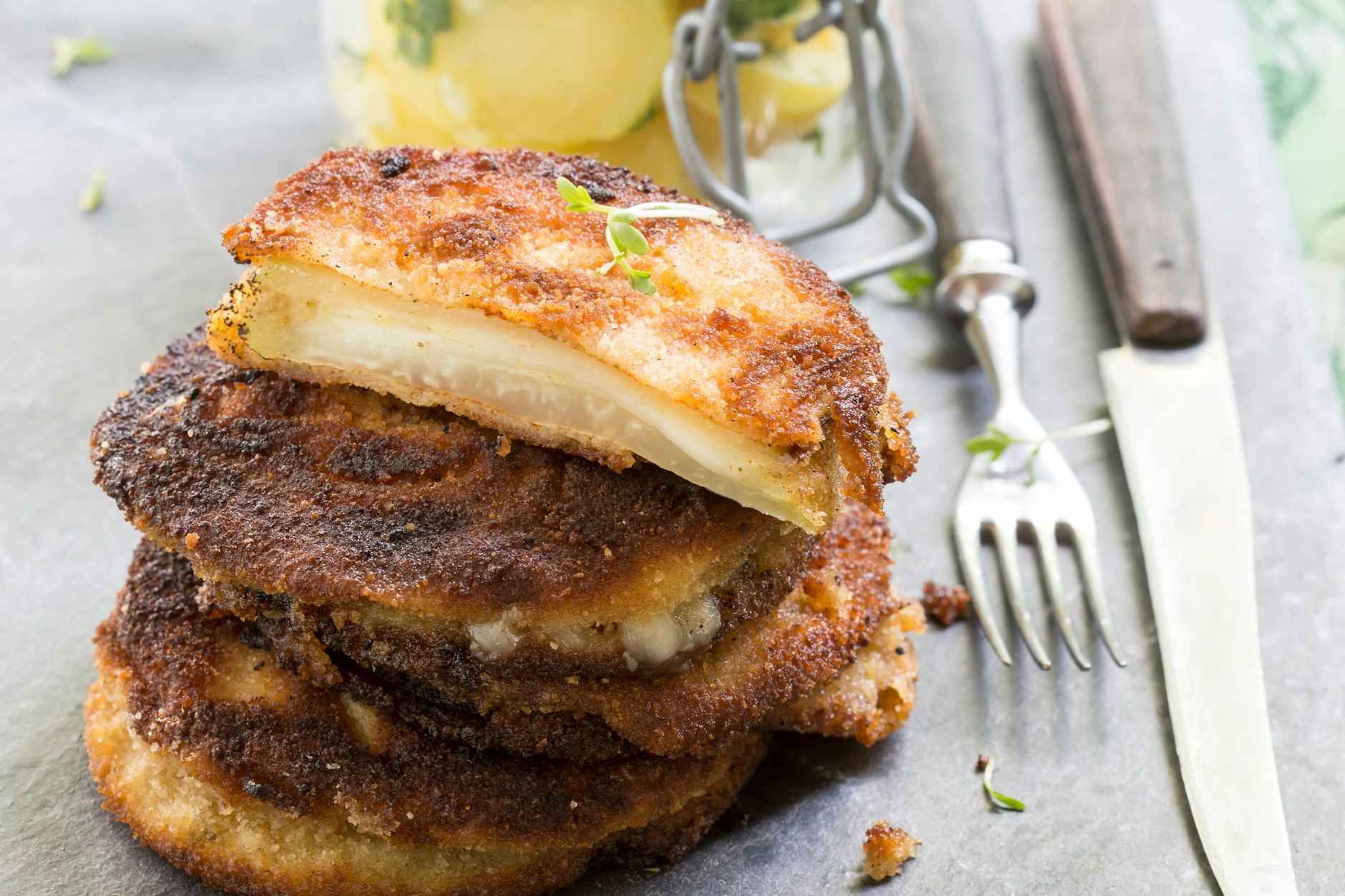 Das Rezept für Kohlrabi-Schnitzel mit Käsefüllung ist unvergleichlich lecker.