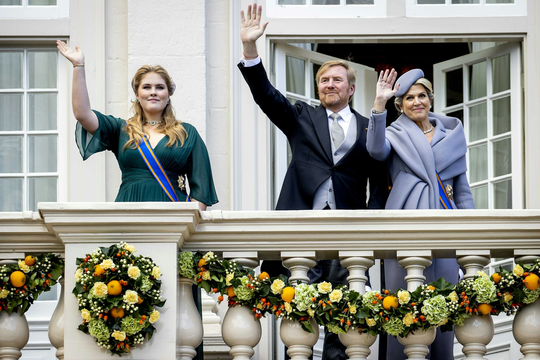 Die niederländische Prinzessin Amalia, König Willem-Alexander und Königin Máxima winkten vom Balkon im Schloss Noordeinde – und wurden ausgebuht.