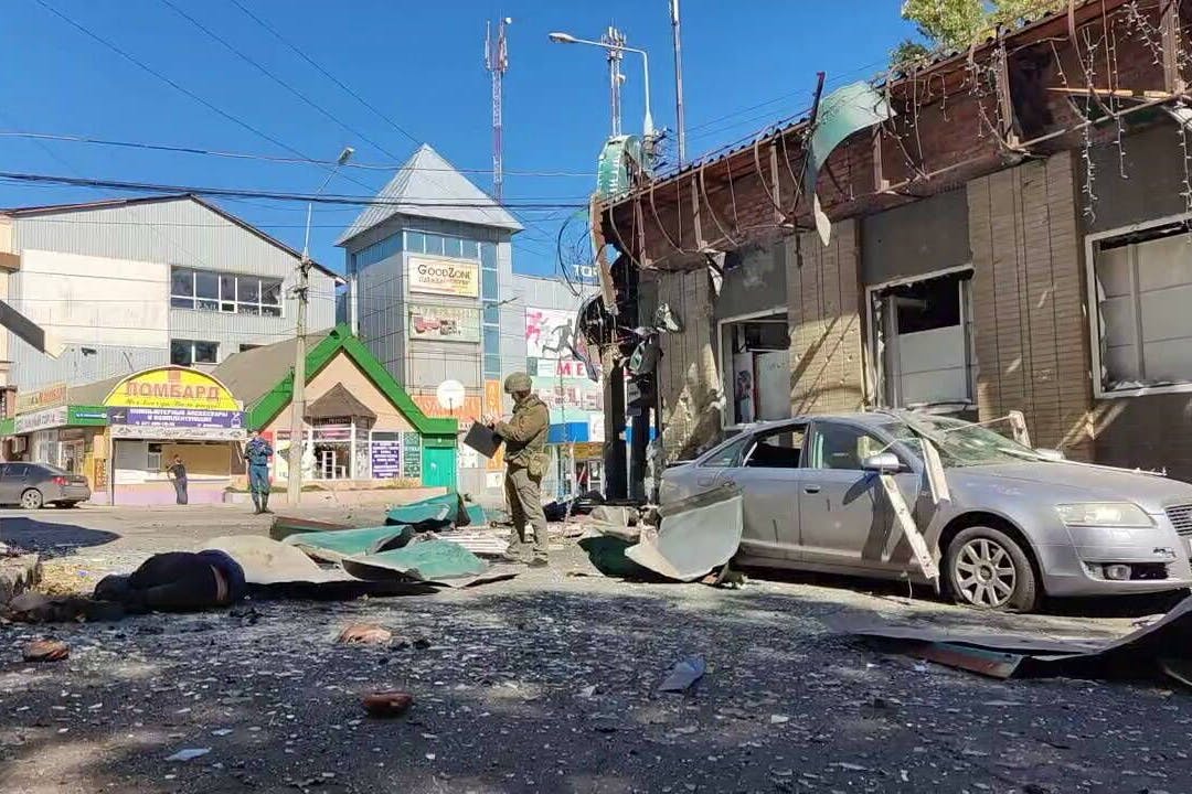 Donezk, 19. September 2022: Ermittler besichtigen den Schauplatz des Beschusses auf dem Bakinskikh-Komissarov-Platz. Ab Freitag soll über die Annexion des Donbass ein Referendum abgehalten werden.