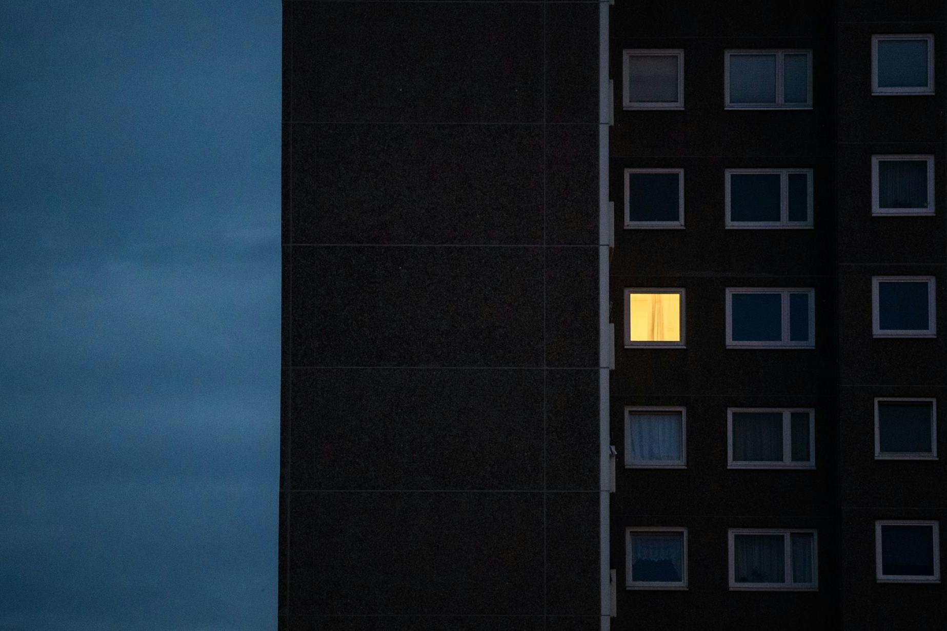 Sind beleuchtete Fenster bald die Ausnahme? Hohe Energiekosten belasten den Geldbeutel.