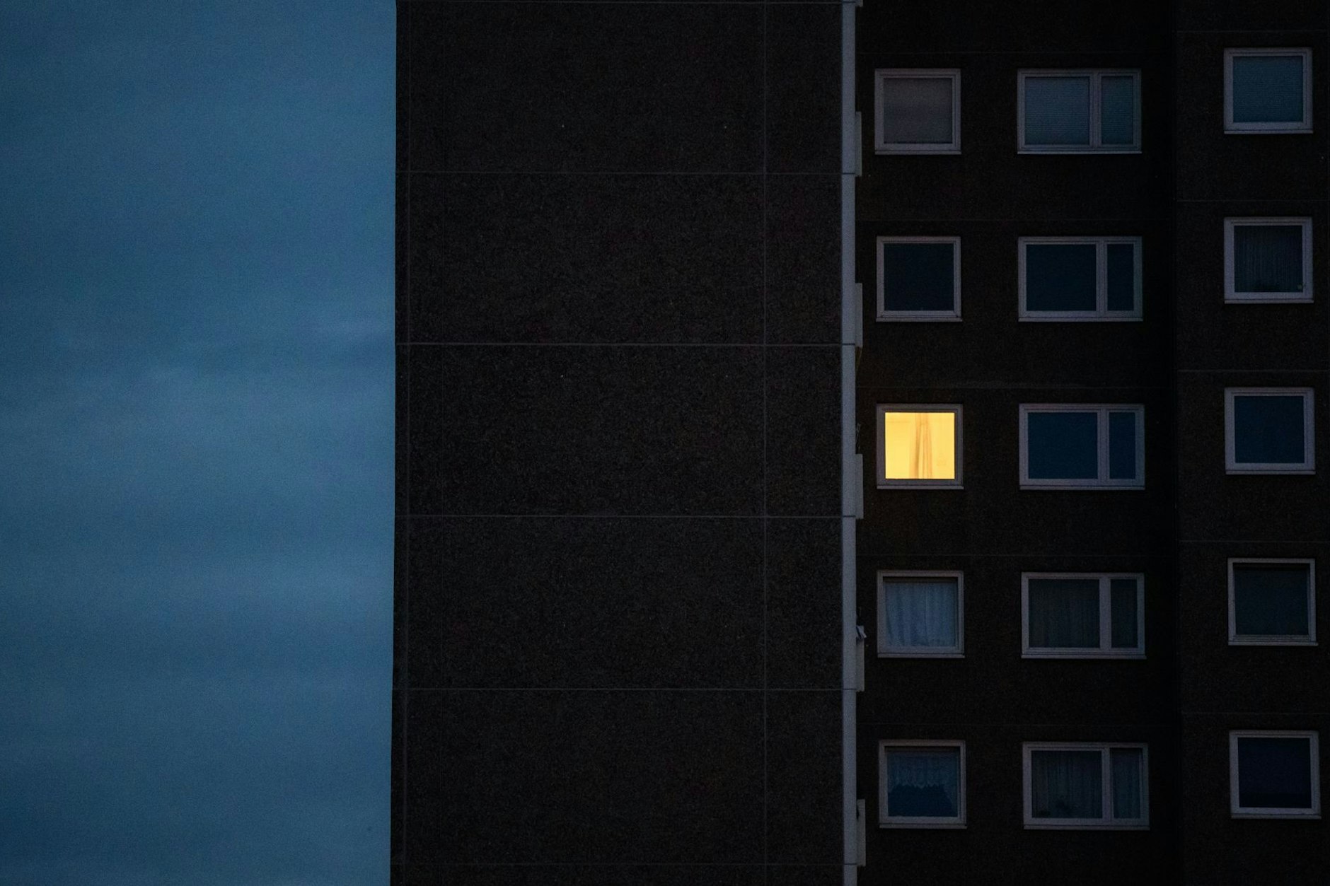 Sind beleuchtete Fenster bald die Ausnahme? Hohe Energiekosten belasten den Geldbeutel.