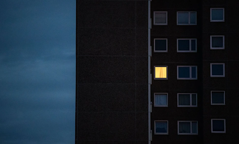 Sind beleuchtete Fenster bald die Ausnahme? Hohe Energiekosten belasten den Geldbeutel.