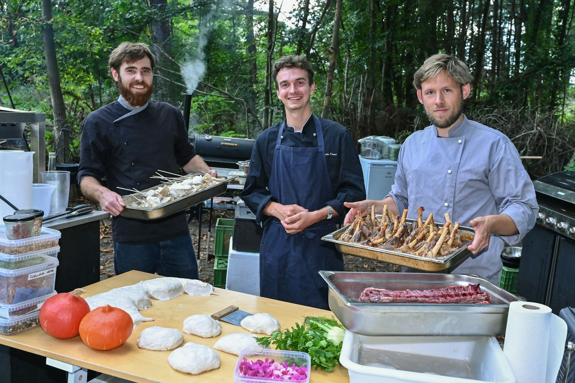 Finowfurt, Brandenburg: Emil Petersen (v. l.), Simon Ortel und Ricco Stiehm sind die drei Jungs von der Eberswalder „Kochkommode“.