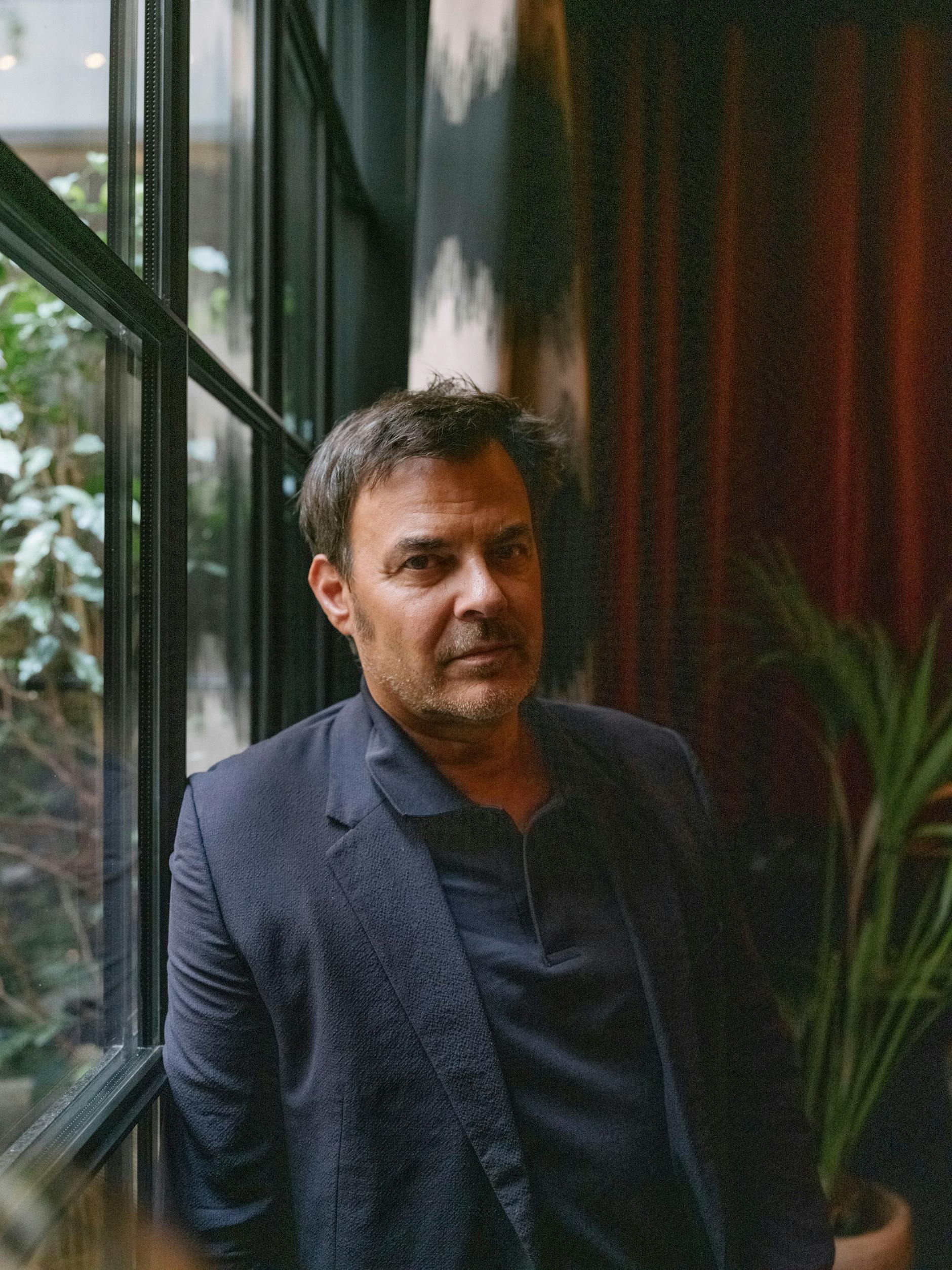 François Ozon im Innenhof des Luxushotels Hotel Zoo