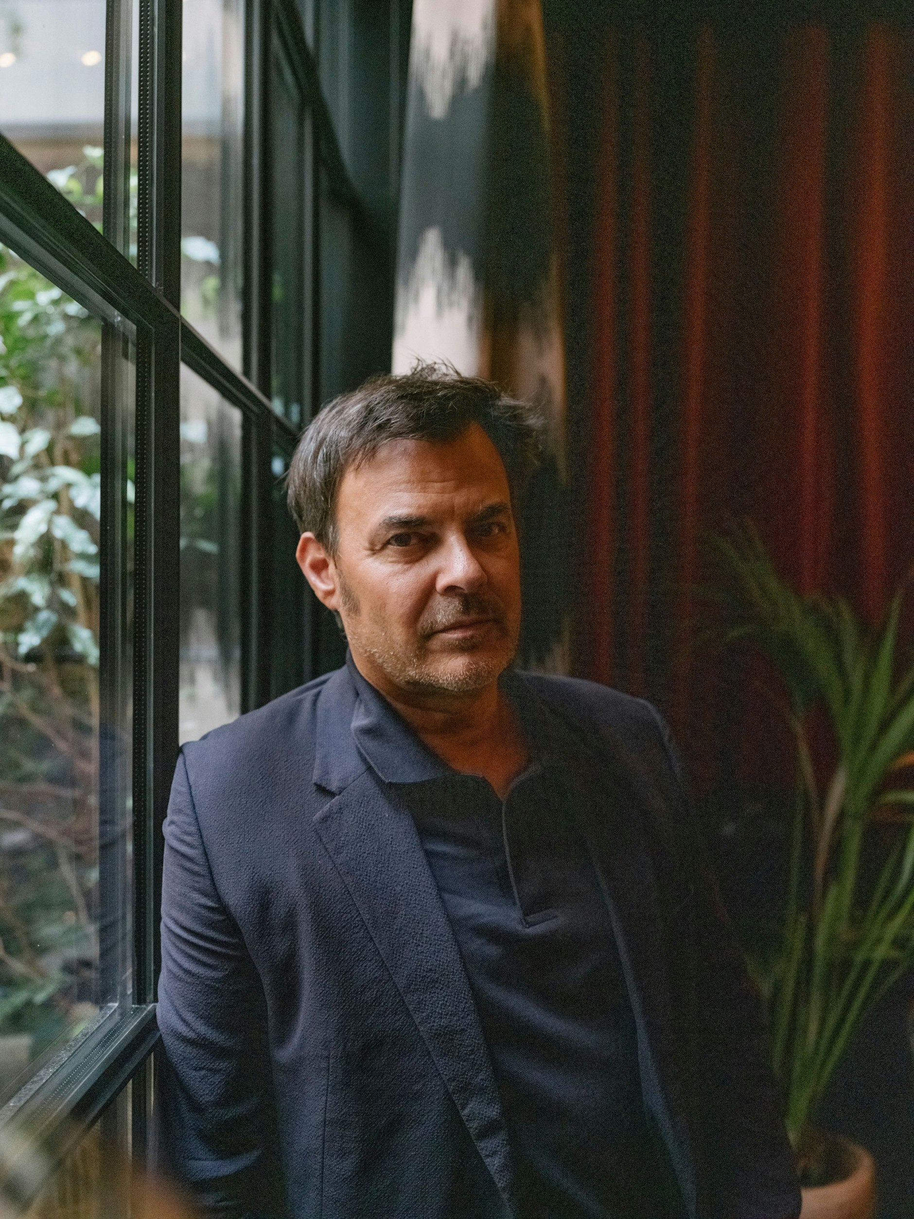 François Ozon im Innenhof des Luxushotels Hotel Zoo