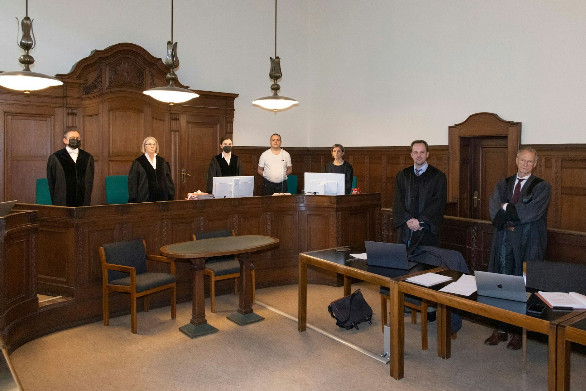 Gestern begann im Landgericht Berlin, Saal 537, der Prozess wegen versuchten Mordes und gefährlicher Körperverletzung. 