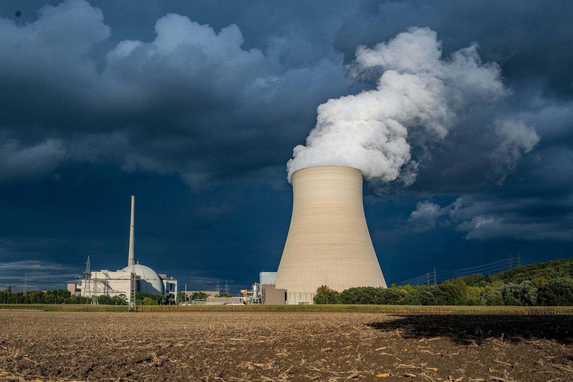 Wasserdampf steigt aus dem Kühlturm des Atomkraftwerks Isar 2. 
