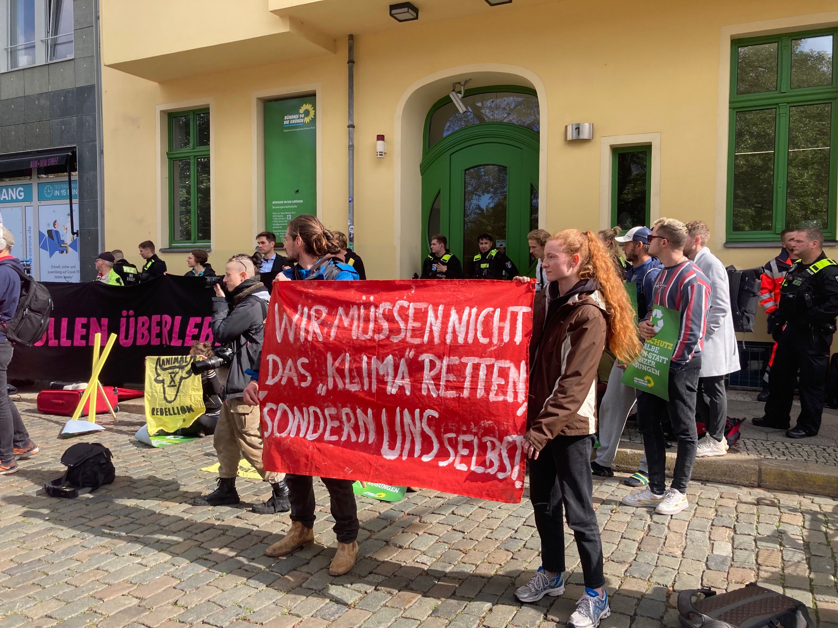 Berlin: Klima-Aktivisten Blockieren Parteizentrale Der Grünen