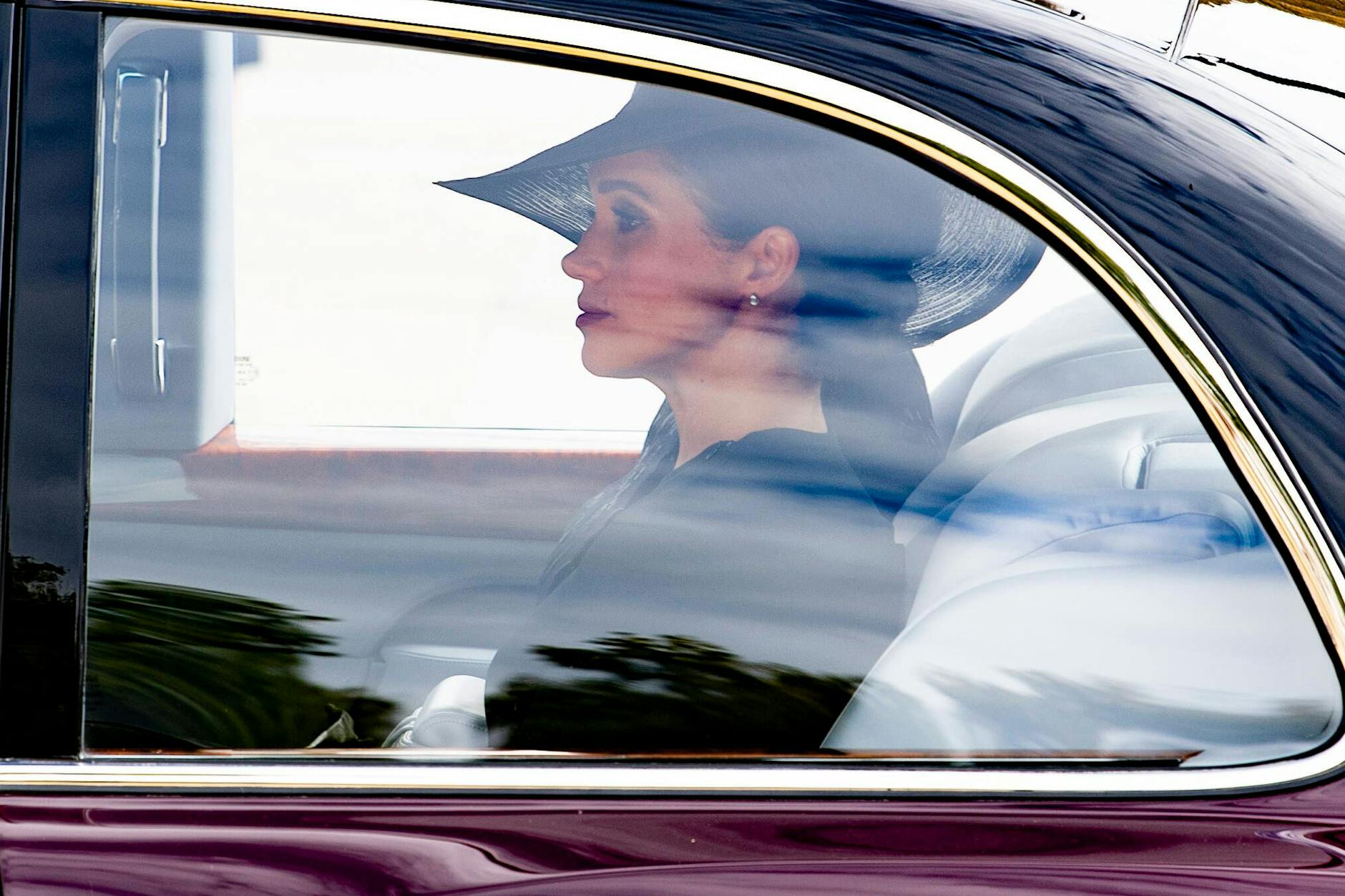 Herzogin Meghan kam zur Trauerfeier für die Queen im Luxus-Look.