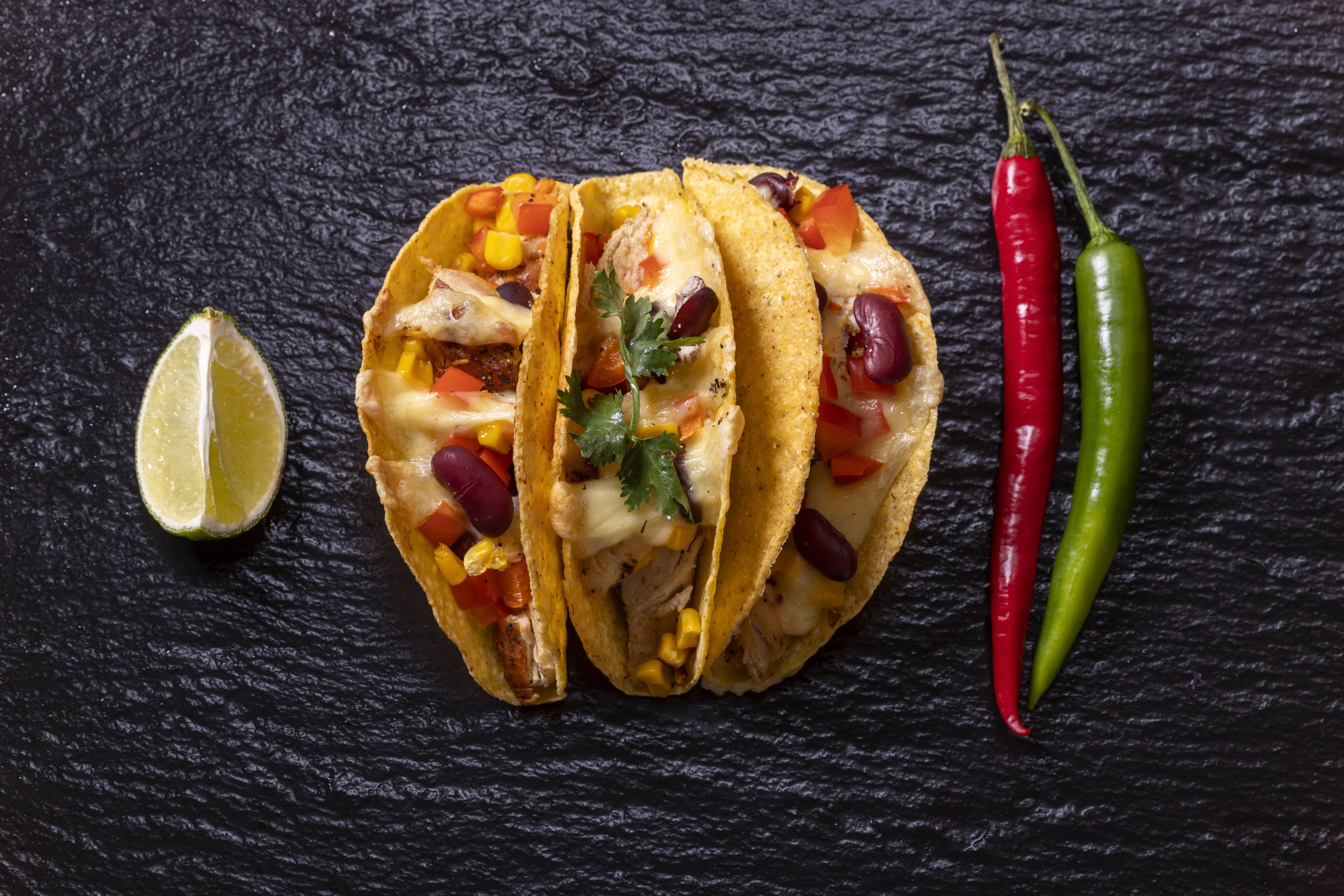 Hauptsache, man verwendet eine Tortilla: mexikanische Tacos auf Schiefer.