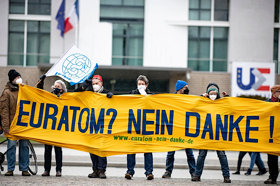 ARCHIV - Aktivisten nehmen an der Aktion «EU-Taxonomie retten: Kein Ökolabel für Gas und Atom!» mit einem Banner mit der Aufschrift "Euratom? Nein Danke!" vor der französischen Botschaft am Pariser Platz teil.  