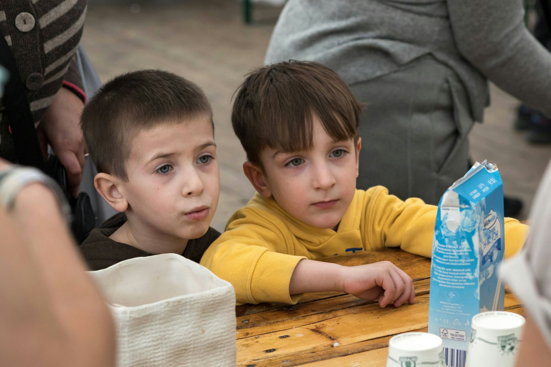 Ukrainische Flüchtlingskinder in einem Willkommenszelt am Berliner Hauptbahnhof.