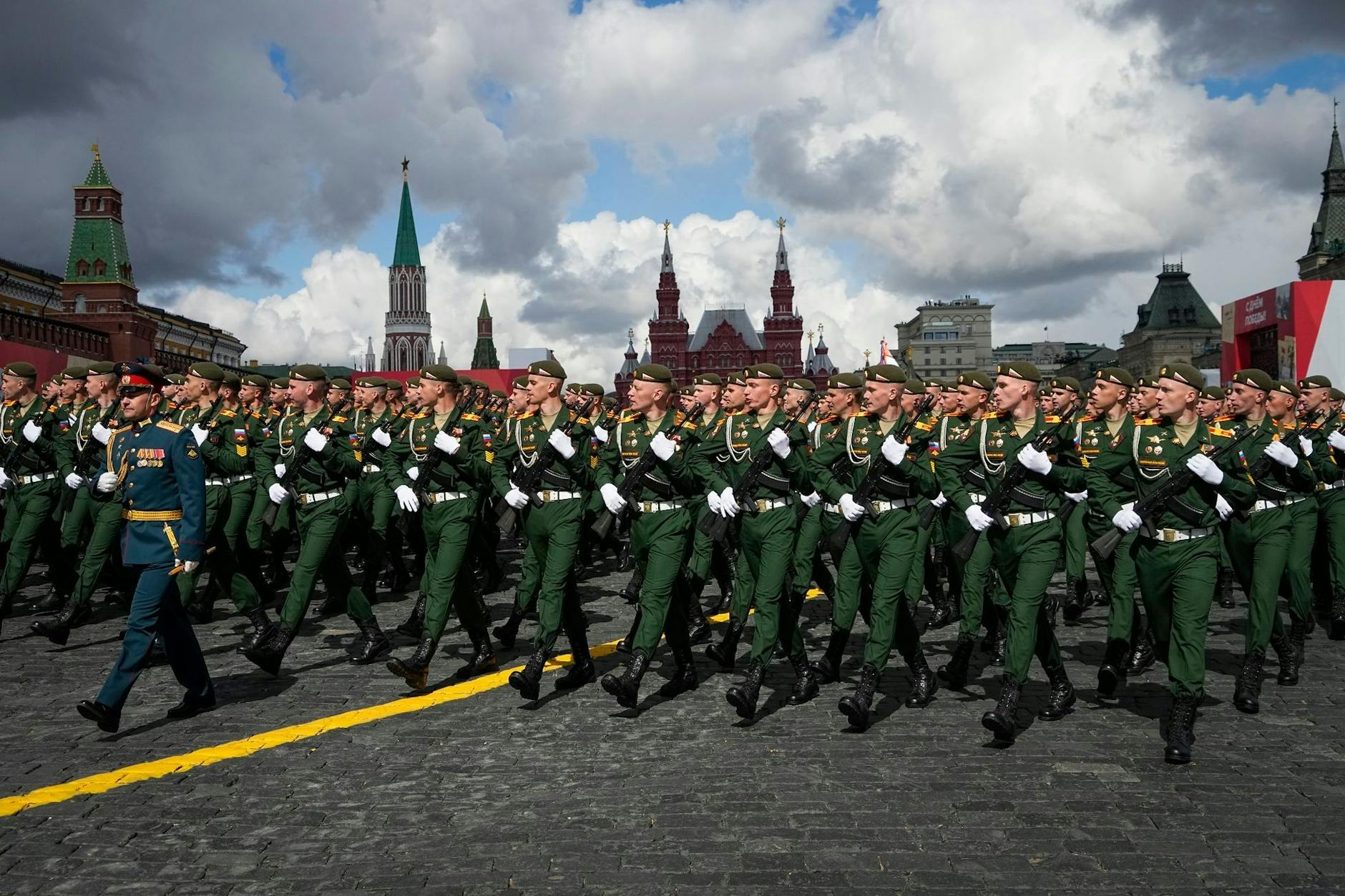 Russische Soldaten marschieren bei einer Militärparade.