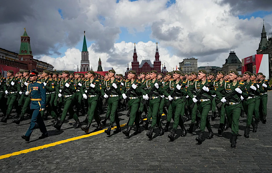 Russische Soldaten marschieren bei einer Militärparade.