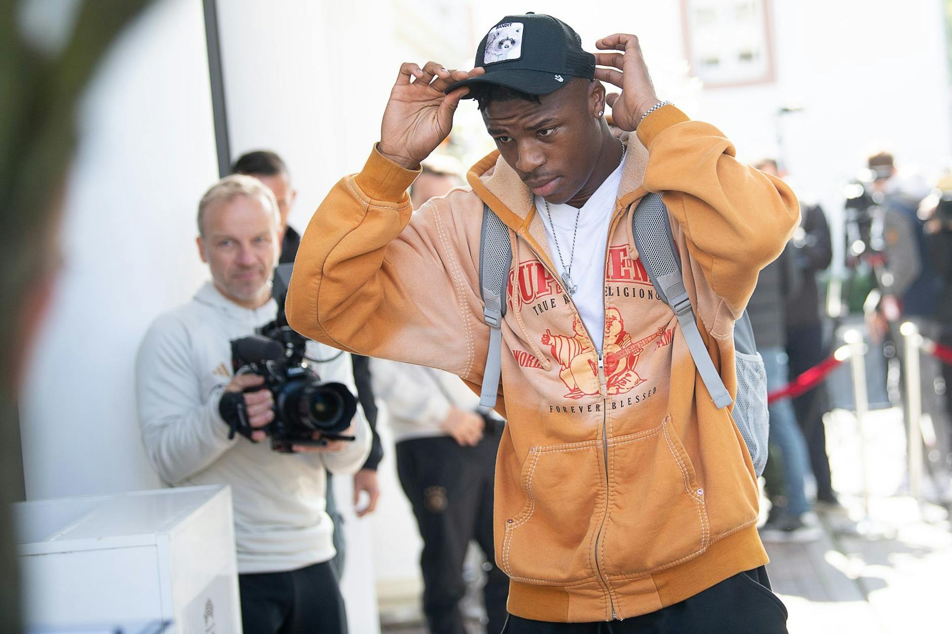 Nationalspieler-Rookie Armel Bella-Kotchap bei der Ankunft im Teamhotel