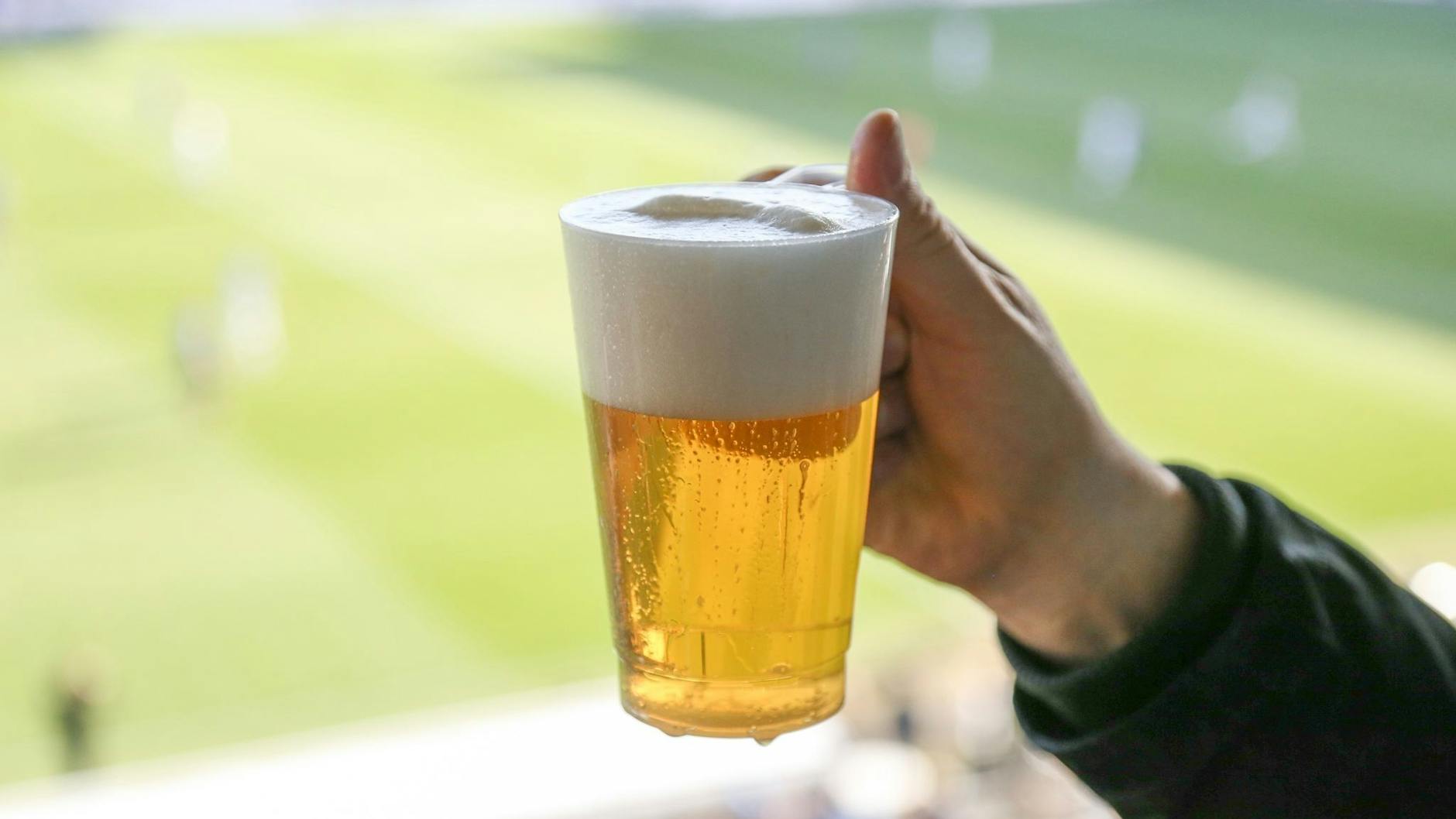 Prost! Am Wochenende darf es auch mal ein großes Bier im Stadion sein. Wer allerdings täglich trinkt, tut sich in keinem Fall etwas Gutes. Denn Alkohol macht dick und abhängig.