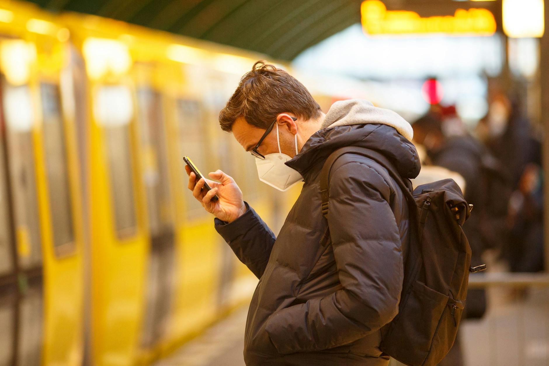 Er hielt sich an die Maskenpflicht: ein Fahrgast in der Berliner U-Bahn. Ein Bild aus dem Jahr 2021.