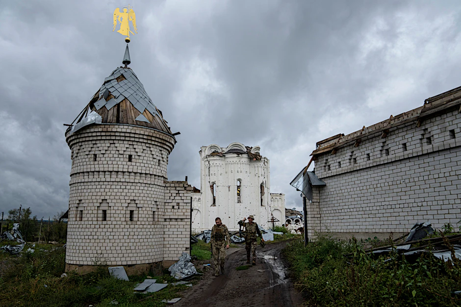 Ukrainische Soldaten in der Nähe einer orthodoxen Kirche, die durch Bombardement im kürzlich zurückeroberten Gebiet Dolyna in der Region Donezk zerstört wurde