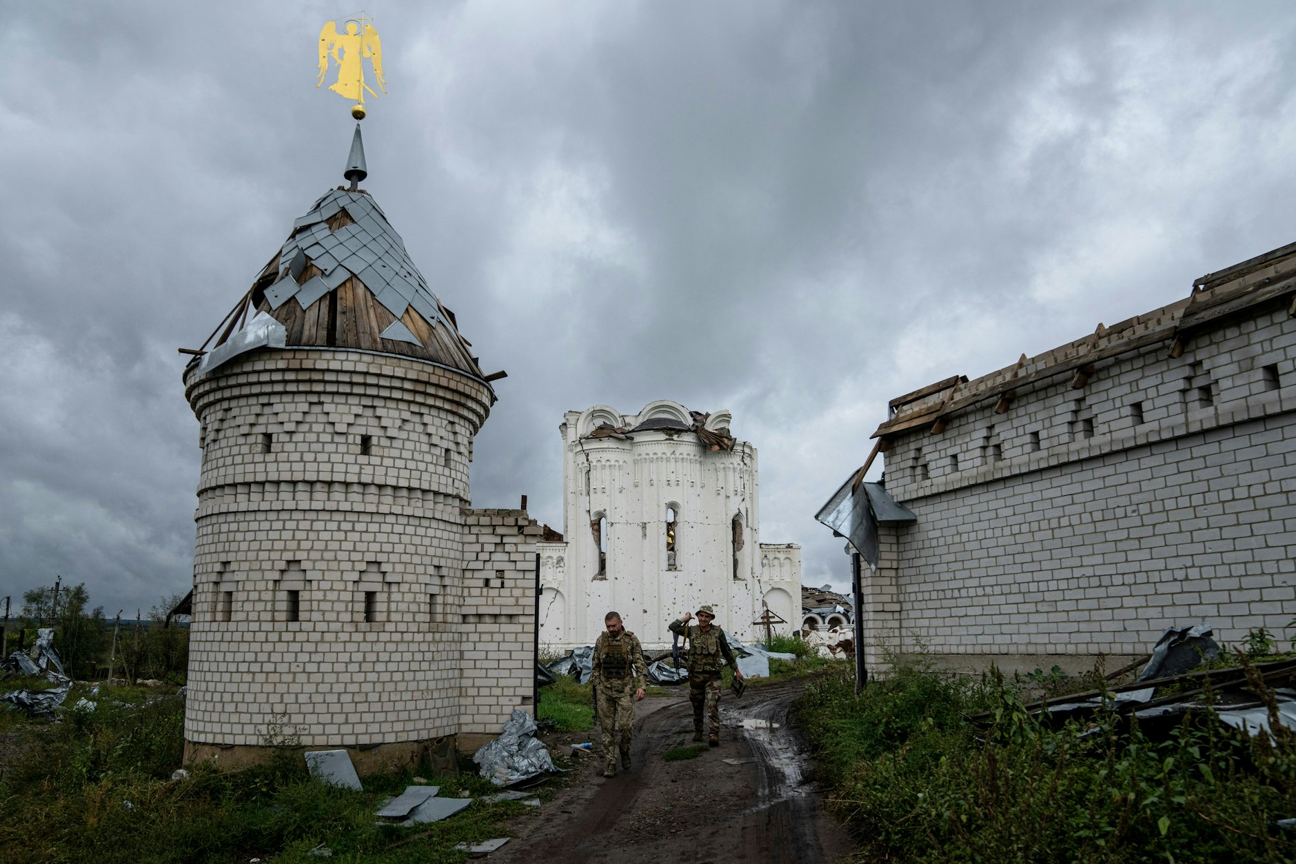 Ukrainische Soldaten in der Nähe einer orthodoxen Kirche, die durch Bombardement im kürzlich zurückeroberten Gebiet Dolyna in der Region Donezk zerstört wurde