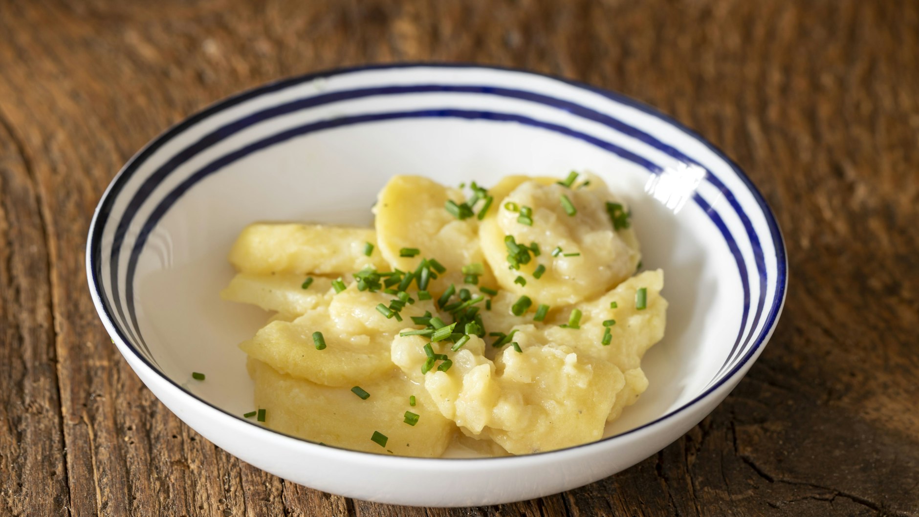 Mit unserem Rezept wird das Kartoffelsalat lecker cremig wie bei Oma.