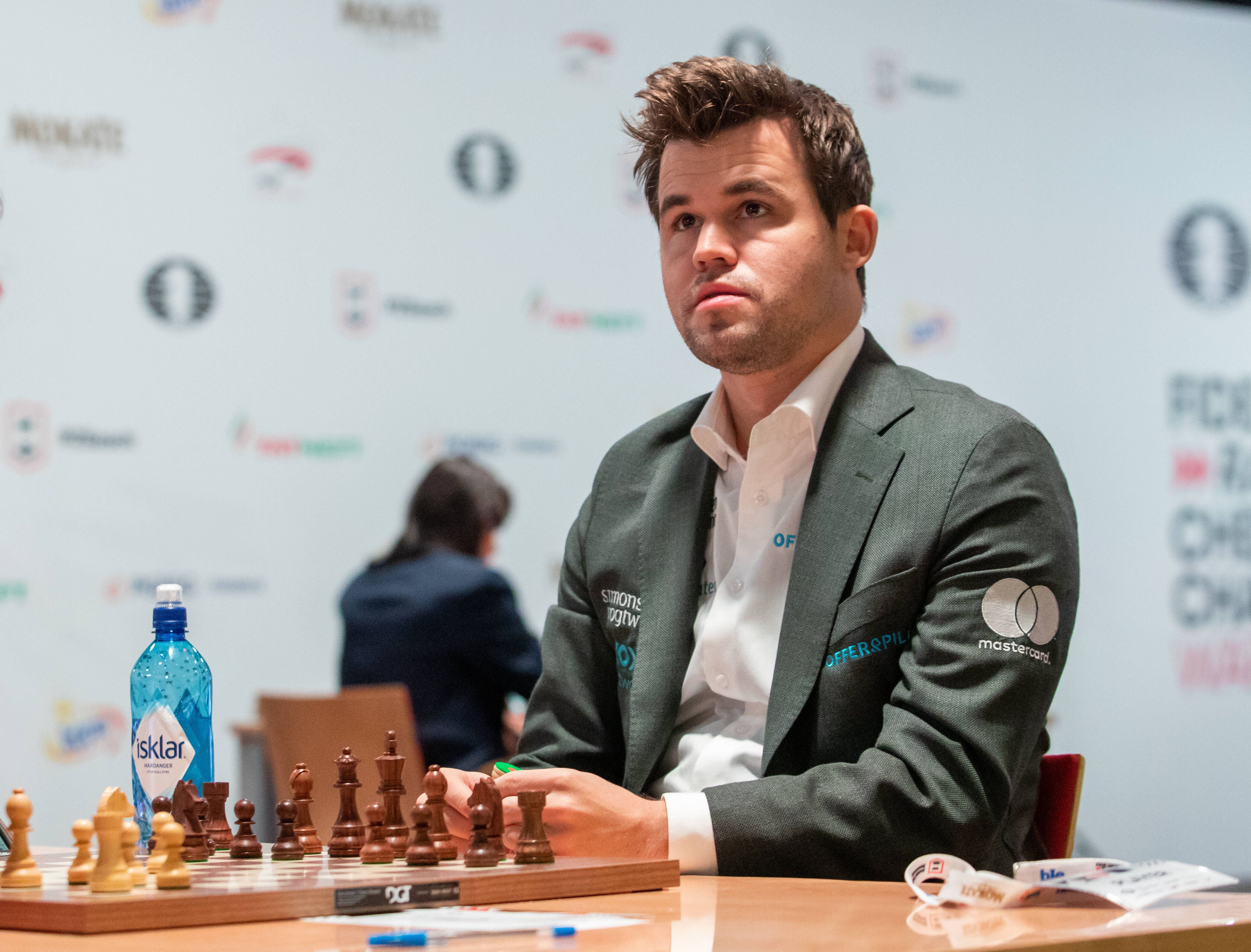 Weltmeister Magnus Carlsen Spielt Schach Mit Vollem Körpereinsatz