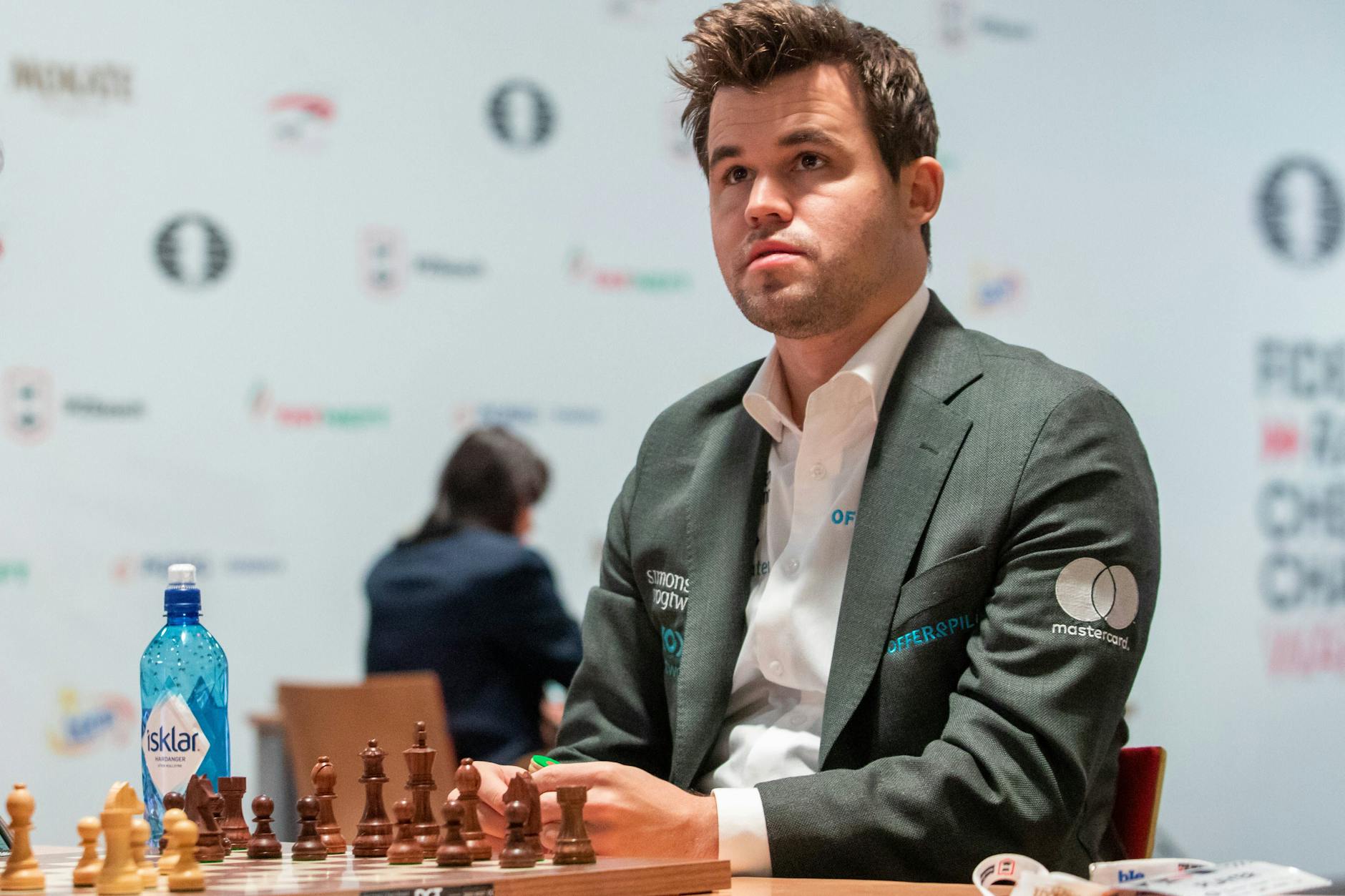 Magnus Carlsen greift zu rabiaten Mitteln.