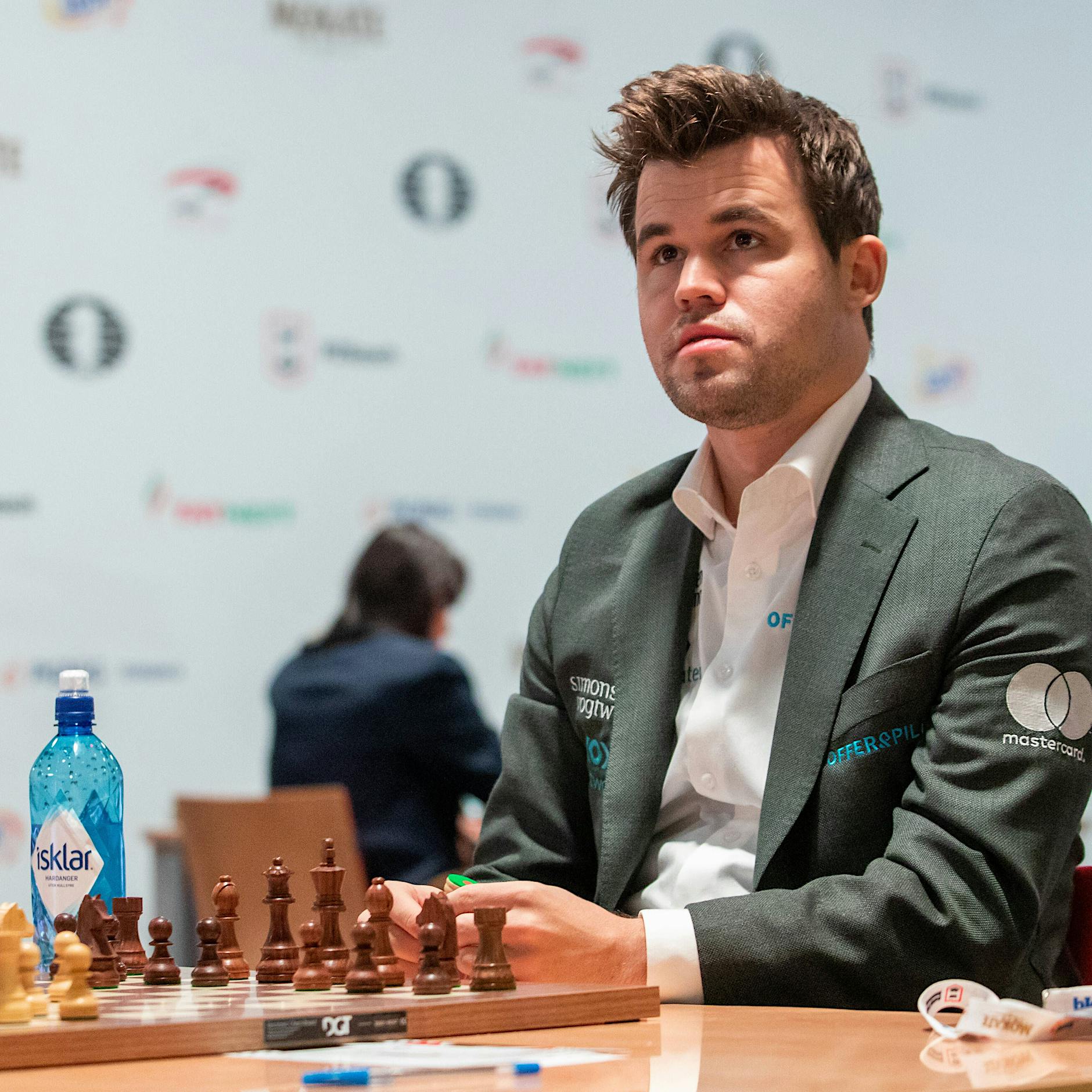 Weltmeister Magnus Carlsen spielt Schach mit vollem Körpereinsatz