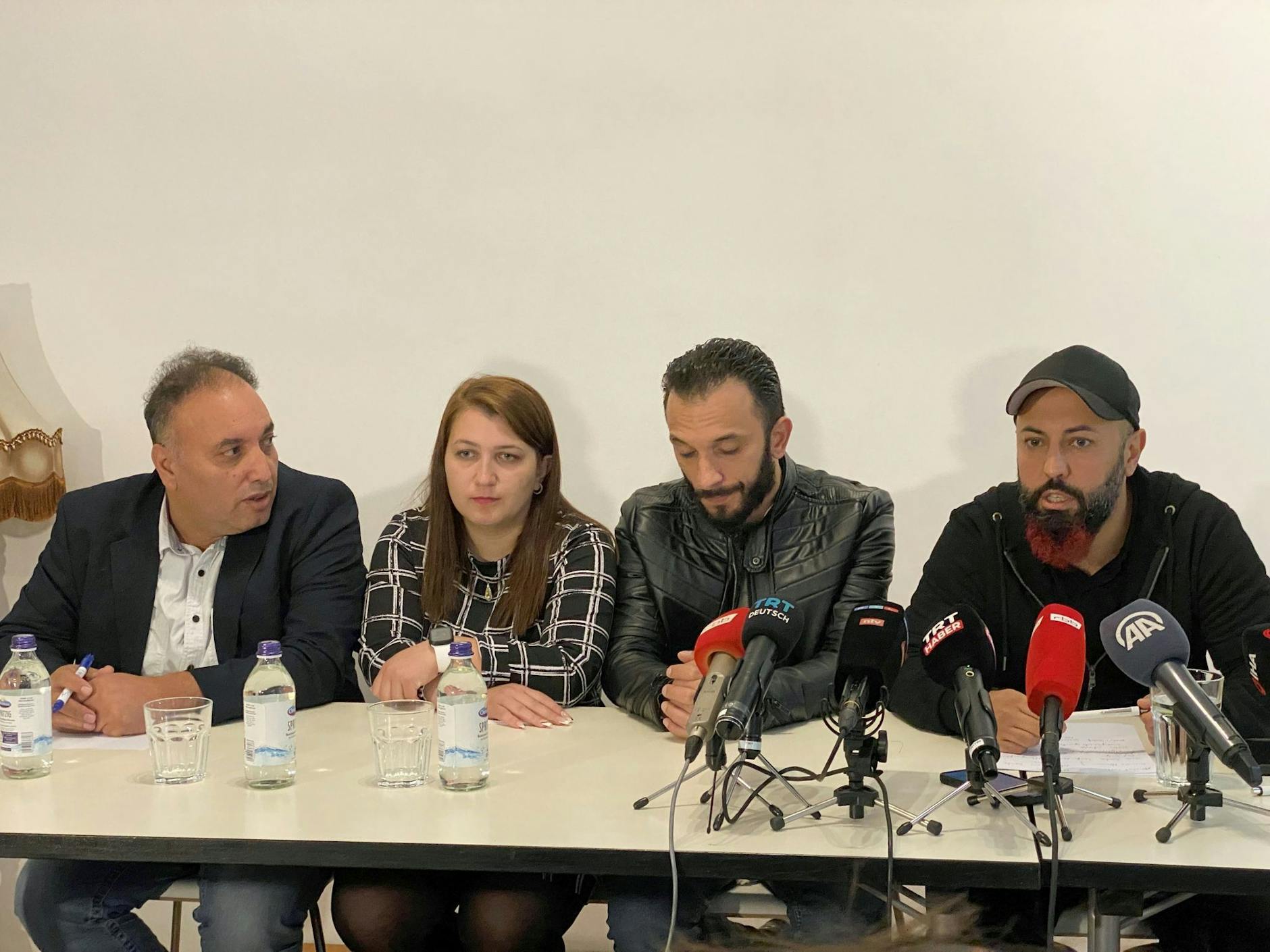 Ferat Kocak (r, Die Linke) sitzt neben einem Ehepaar aus Syrien und dessen Dolmetscher (l) bei einer Pressekonferenz der Linkspartei. v - Nutzung nur nach schriftlicher Vereinbarung mit der dpa