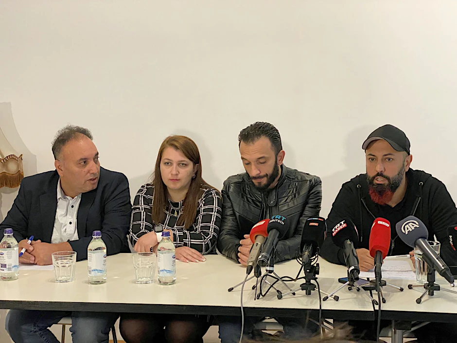 Ferat Kocak (r, Die Linke) sitzt neben einem Ehepaar aus Syrien und dessen Dolmetscher (l) bei einer Pressekonferenz der Linkspartei.  v - Nutzung nur nach schriftlicher Vereinbarung mit der dpa