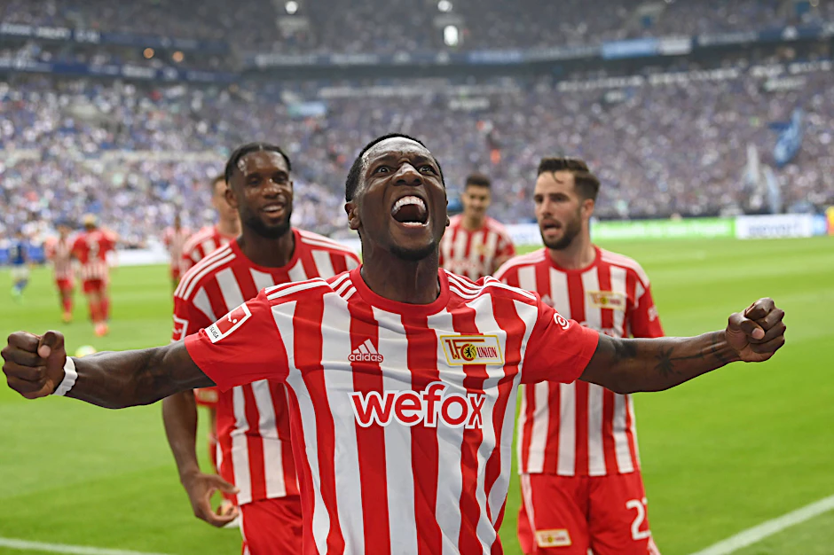 Sheraldo Becker (vorne) und Jordan Siebatcheu (l.) schießen nicht nur Tore, sie verhindern auch welche.