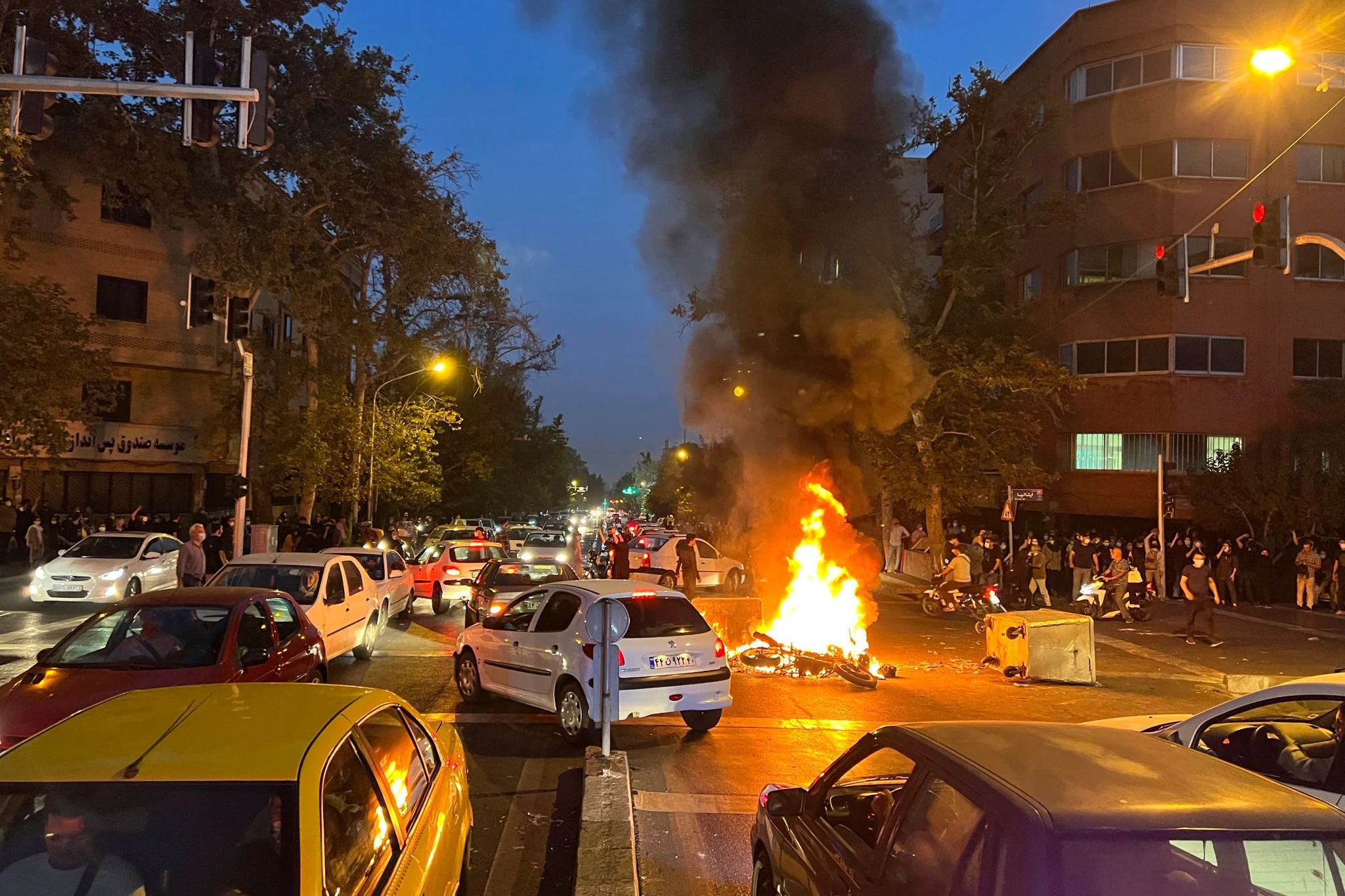 In Teheran brannte am Montagabend ein Polizeimotorrad.