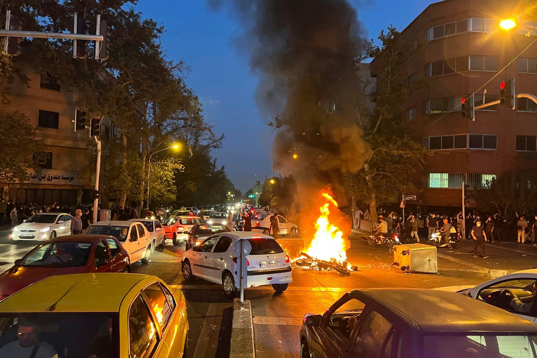 In Teheran brannte am Montagabend ein Polizeimotorrad.
