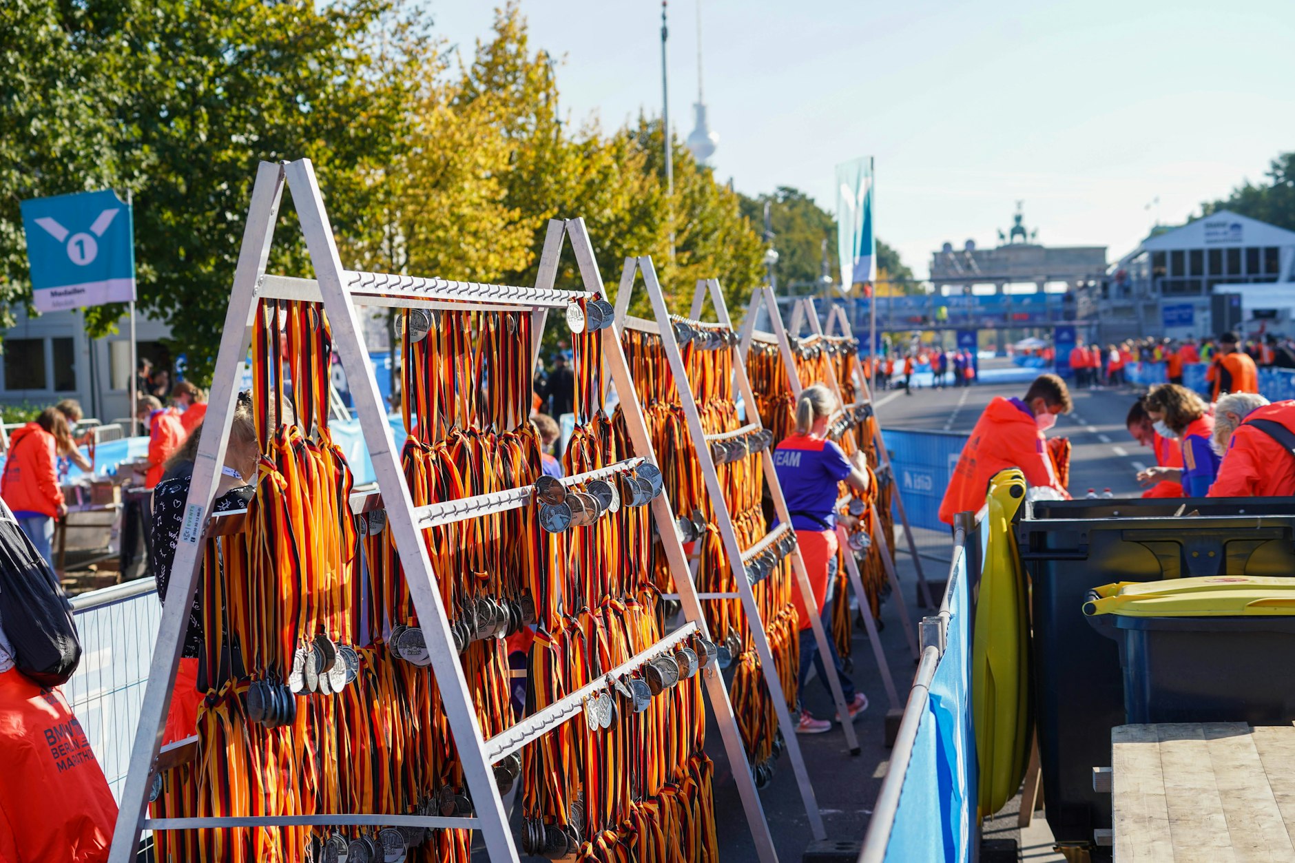 Alles ist angerichtet für den Start: Medaillen für die Läufer hängen auf einem Ständer auf der Straße des 17. Juni in Berlin (Archivbild).