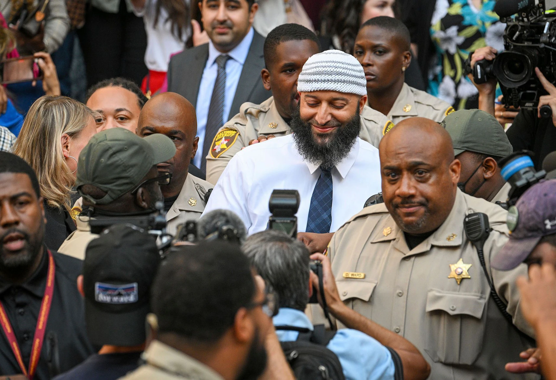 Adnan Syed (M) verlässt das Gerichtsgebäude nach der Anhörung in Baltimore.   via AP/dpa