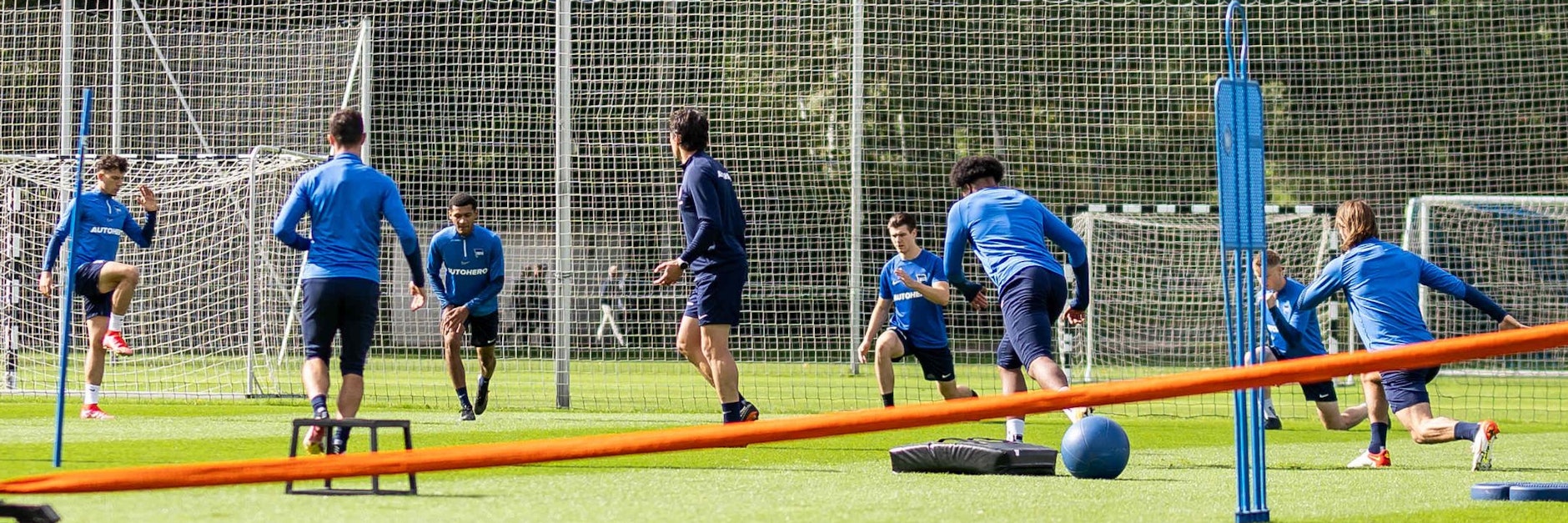 Angeleitet von Fitness-Trainer Henrik Kuchno (M.) haben die Herthaner auch im Zirkeltraining gut zu tun.&nbsp;