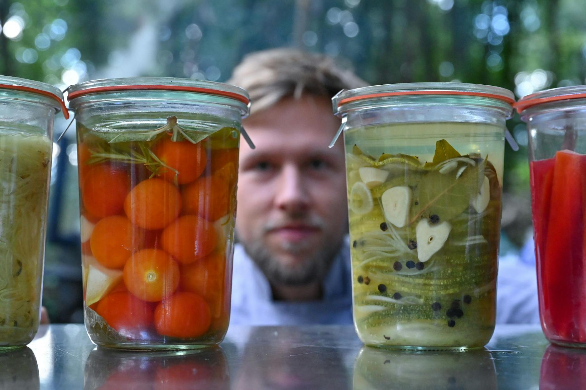 Ricco Stiehm, ist einer von drei Mitgliedern der Eberswalder „Kochkommode“, zeigt in Gläsern fermentiertes Gemüse.