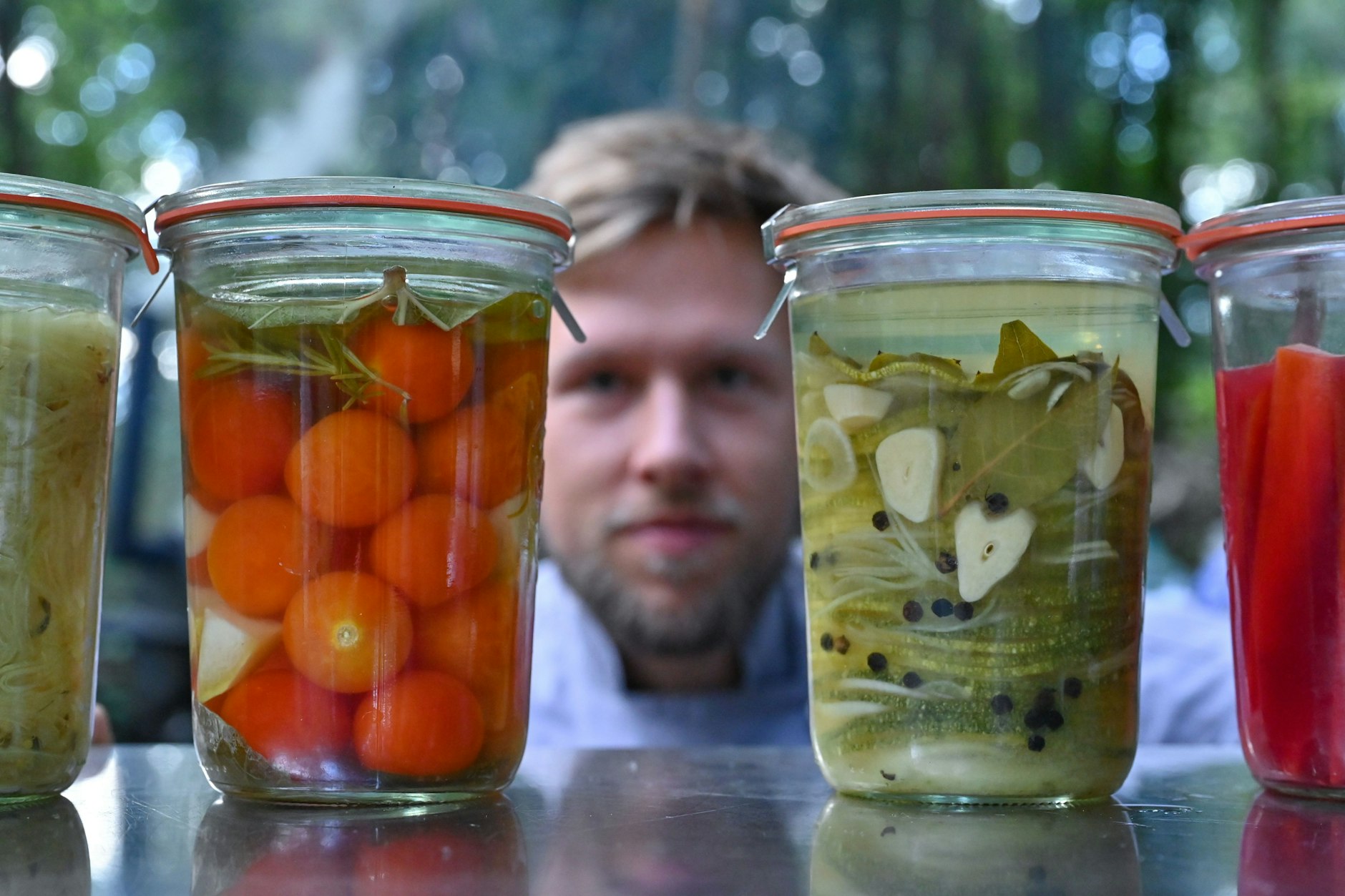 Ricco Stiehm, ist einer von drei Mitgliedern der Eberswalder „Kochkommode“, zeigt in Gläsern fermentiertes Gemüse.