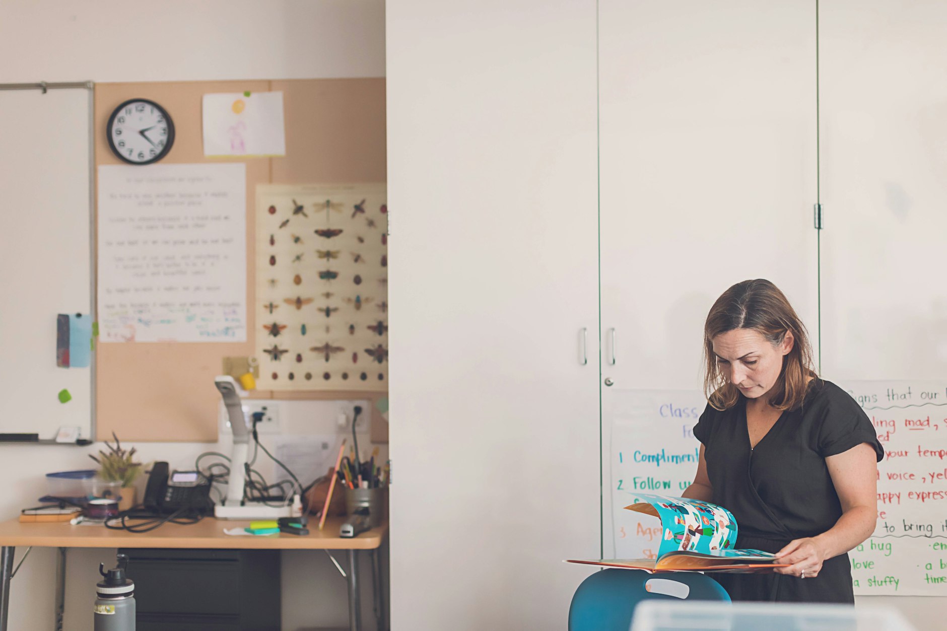 Eine Lehrerin in einem Klassenzimmer: Angestelltenoption ist nicht mehr attraktiv.