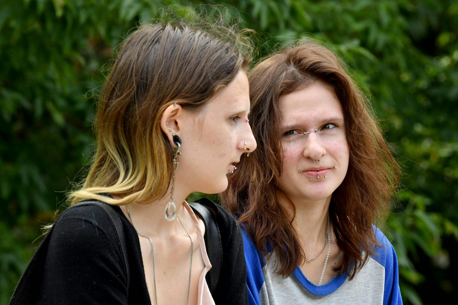 Anastasia und Elisaweta Grigoriewa (von links) bei einem Interview in der russischen Stadt Pskow.