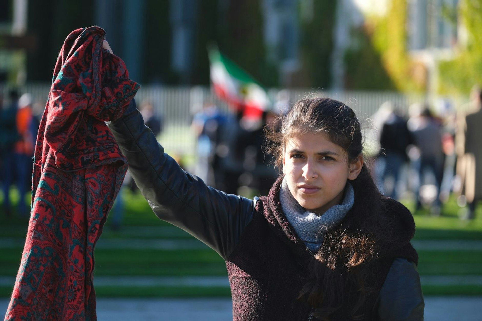 Daniela Sepehri protestiert vor dem Kanzleramt in Berlin mit Aktivistinnen gegen das iranische Regime nach dem Tod von Mahsa Amini.