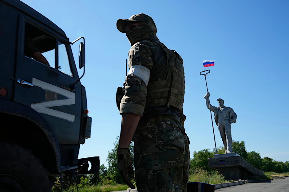 Ein Militärlastwagen mit dem Buchstaben „Z“, der zum Symbol des russischen Militärs geworden ist