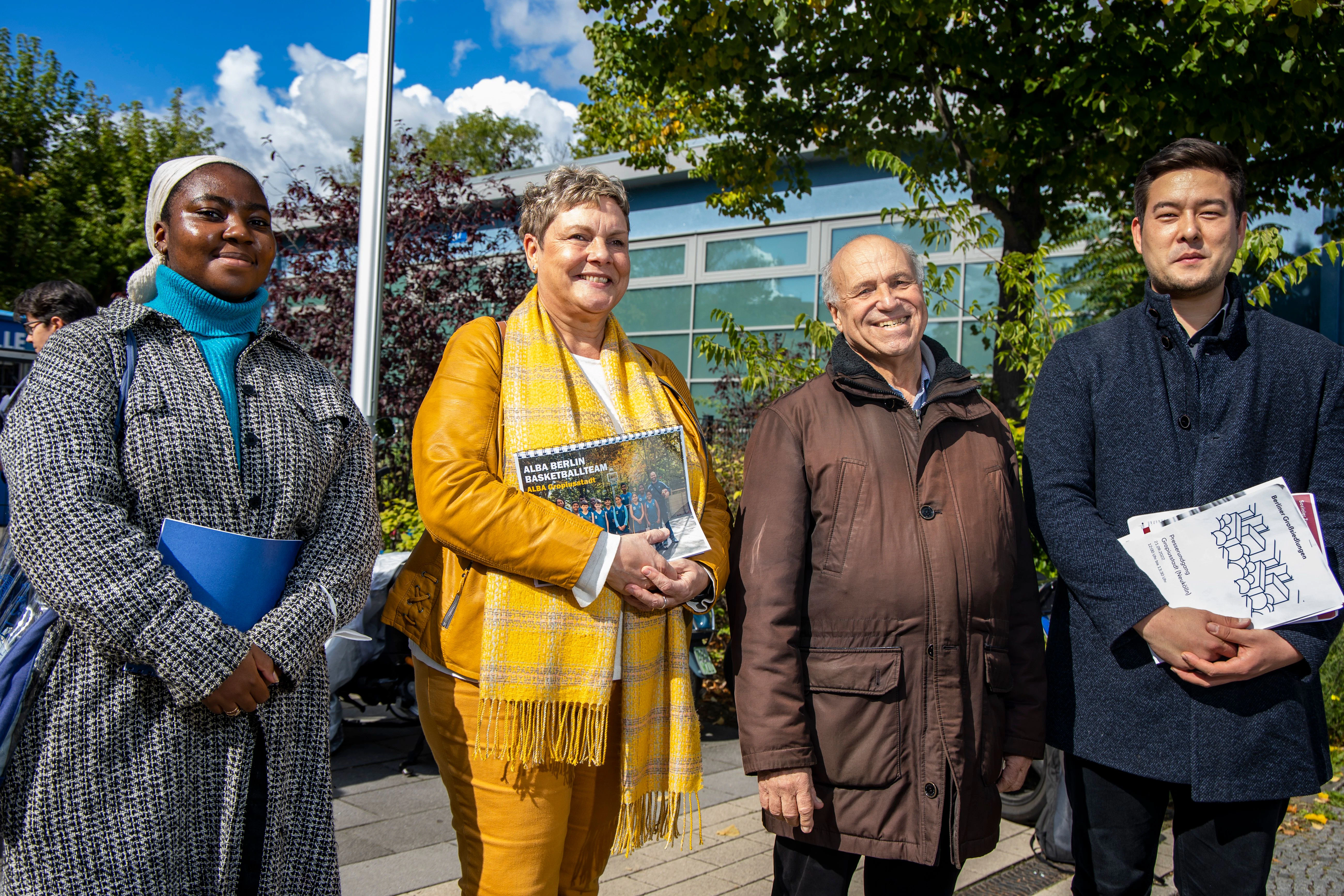 Cindy Adjei, Karin Korte, Wolfgang Hecht der BVV Neukölln und Mitglied im Abgeordnetenhaus Marcel Hopp (v. l.) posieren für ein Bild während eines Presserundgangs mit Bausenator Andreas Geisel (SPD) in der Gropiusstadt.