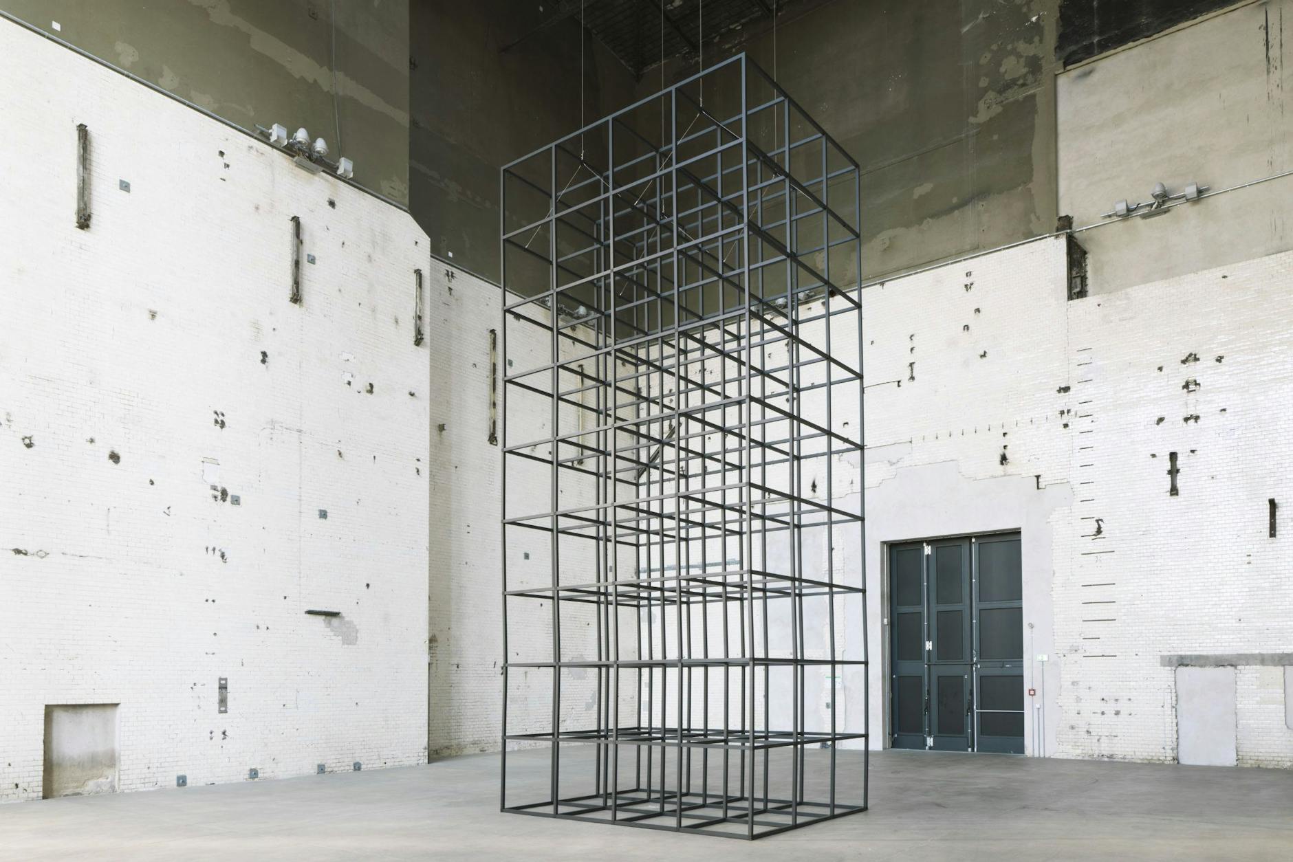Im Kesselhaus des Kindl-Zentrums für zeitgenössische Kunst: Mona Hatoums Stahl-Installation „all of a quiver“, 2022 , hier noch&nbsp; starr und steif.