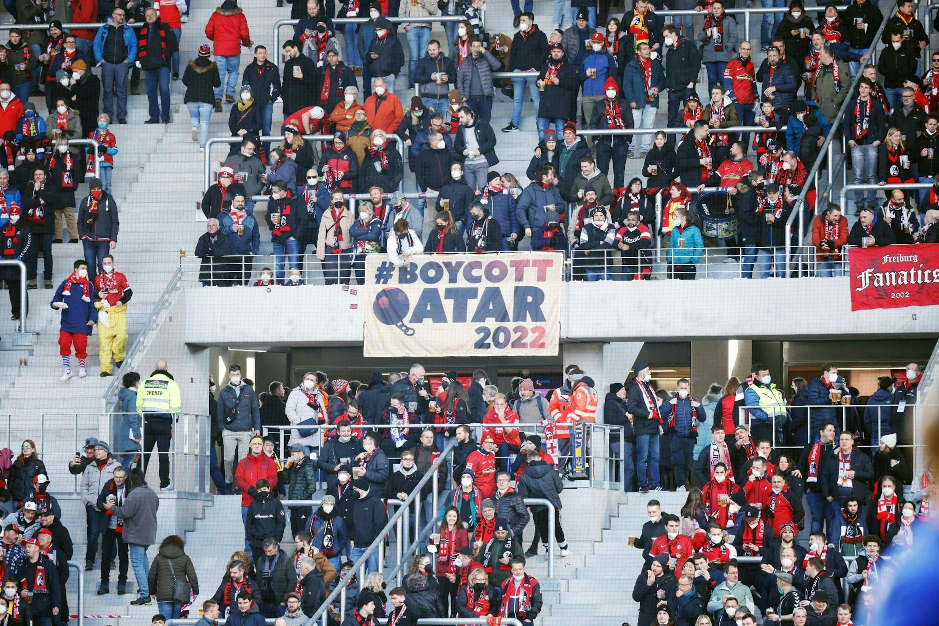 Fußballfans in Freiburg rufen mit einem Transparent zum Boykott der Weltmeisterschaft in Katar auf.