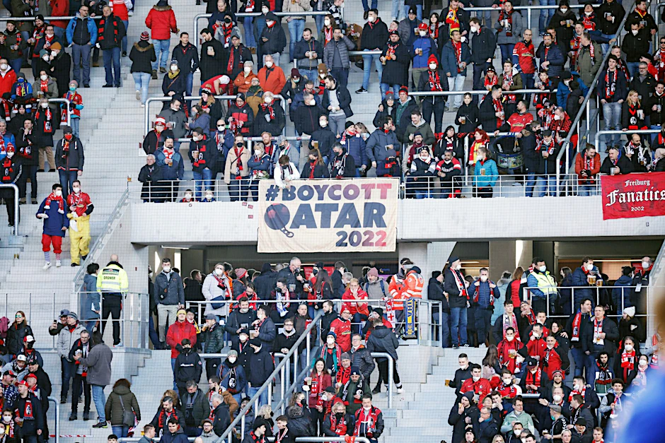Fußballfans in Freiburg rufen mit einem Transparent zum Boykott der Weltmeisterschaft in Katar auf.