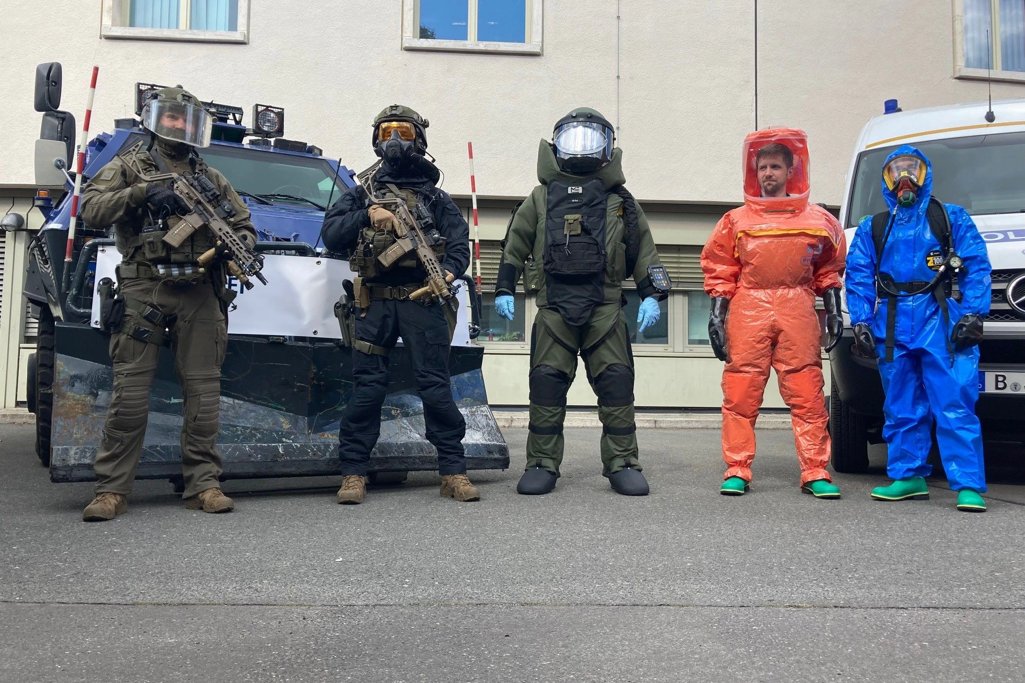 Beamte des Spezialeinsatzkommandos (SEK), der Entschärfer und der Analytischen Task Force präsentieren sich bei einem Pressetermin auf einem Hof des Berliner Polizeipräsidiums.
