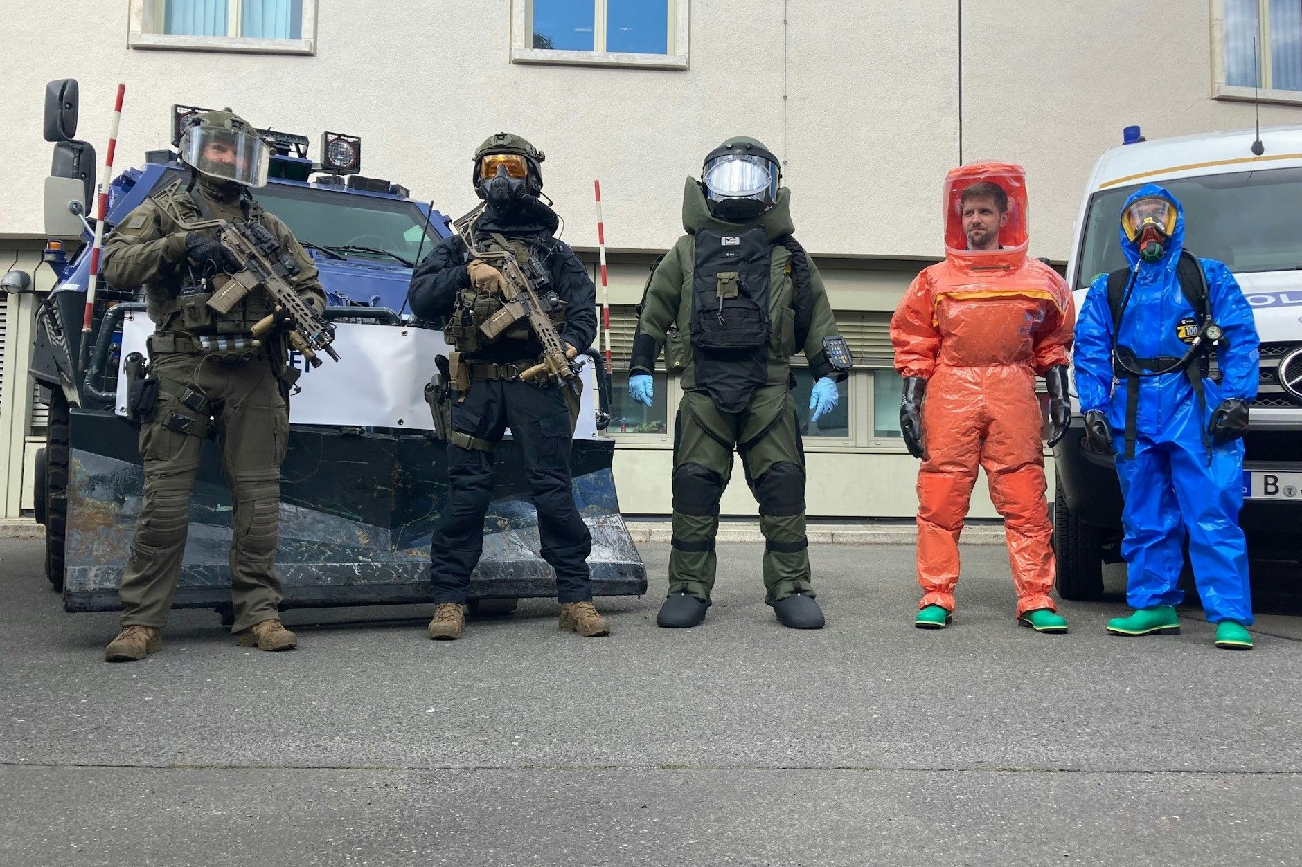 Beamte des Spezialeinsatzkommandos (SEK), der Entschärfer und der Analytischen Task Force präsentieren sich bei einem Pressetermin auf einem Hof des Berliner Polizeipräsidiums.