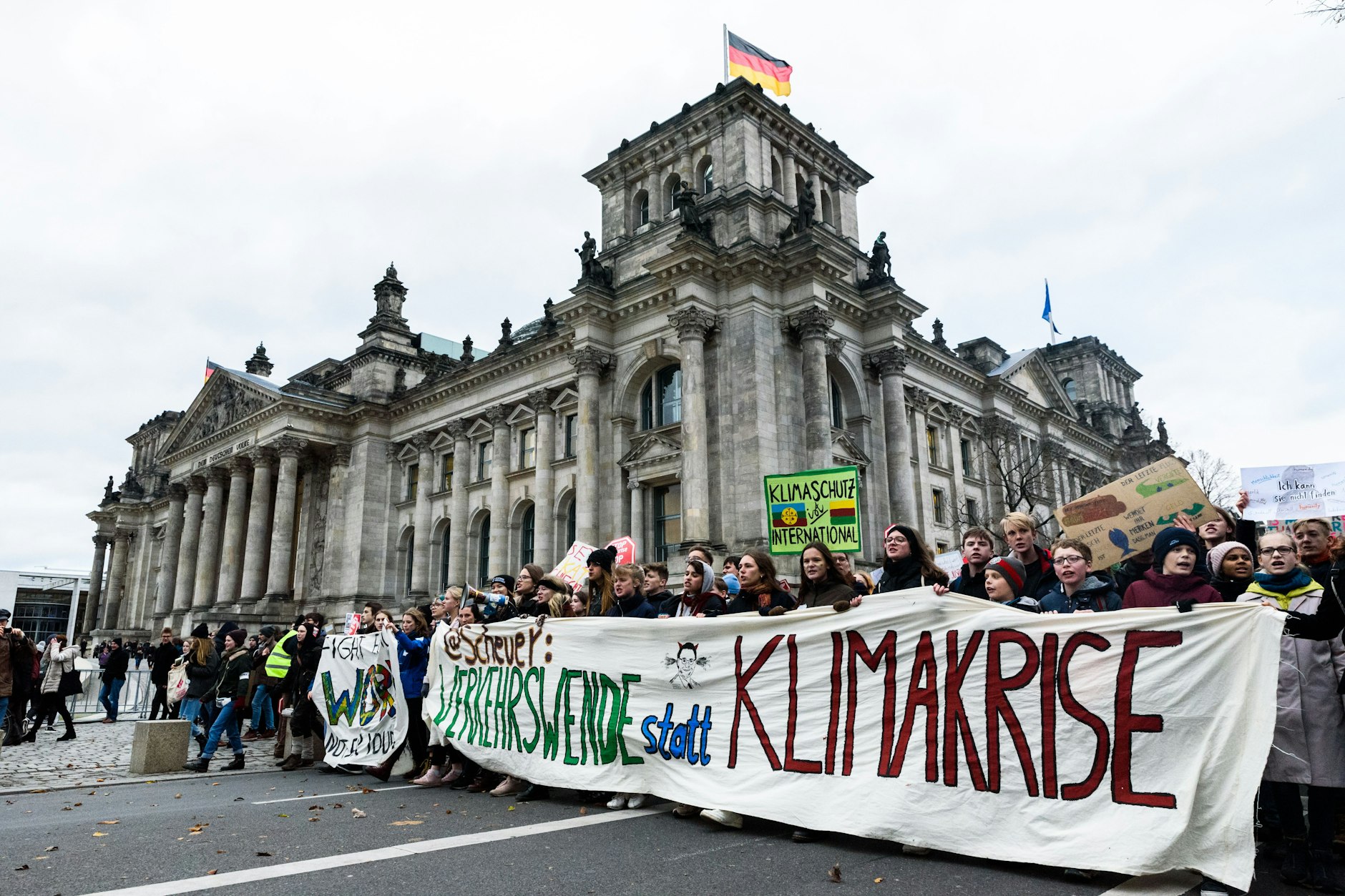Wie hier beim Klimastreik am 29. November 2019 wollen die Fridays for Future-Aktivisten wieder durch das Berliner Regierungsviertel ziehen. 8000 Teilnehmer werden erwartet.