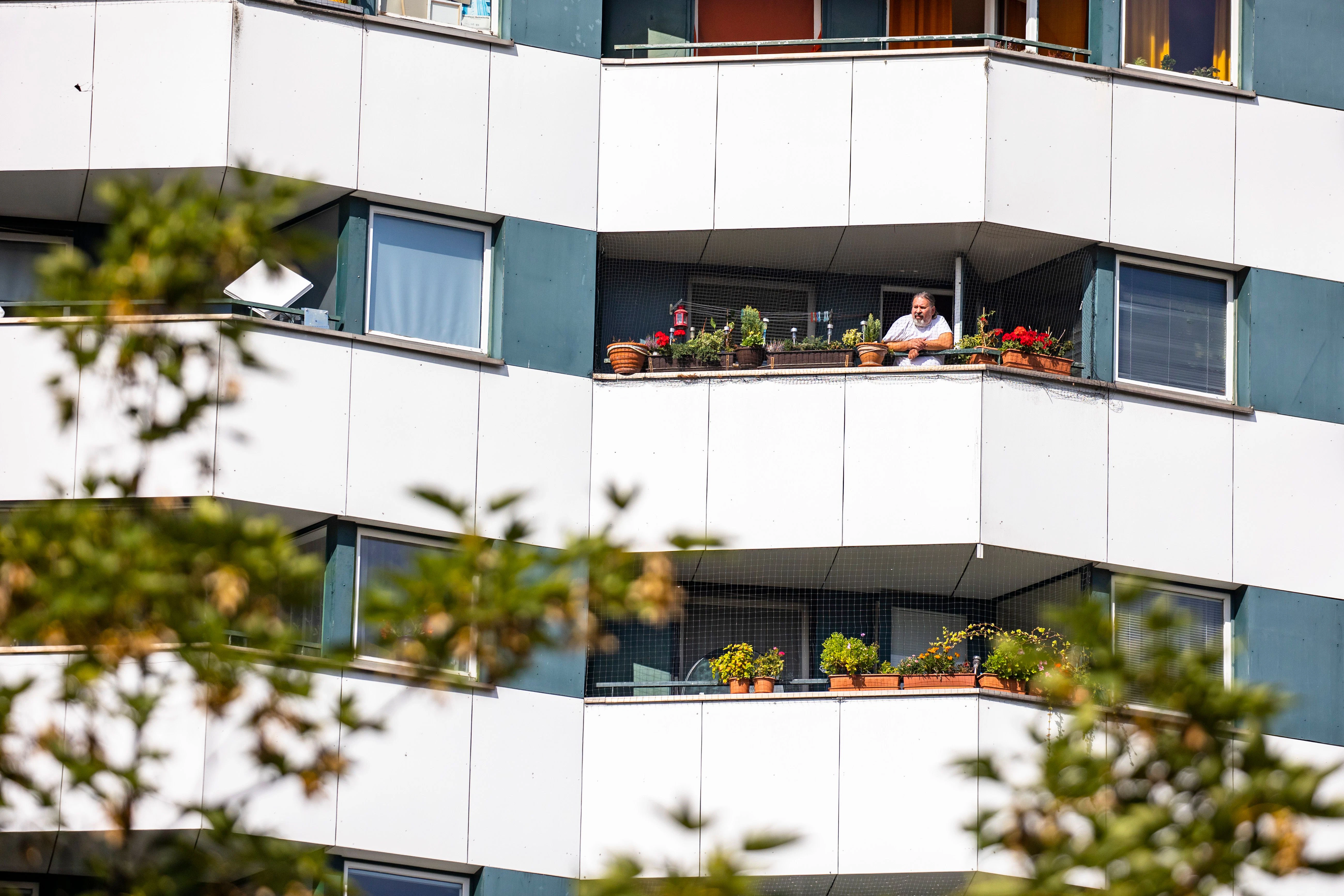 Einwohner am Balkon in einem Hochhaus in der Gropiusstadt.